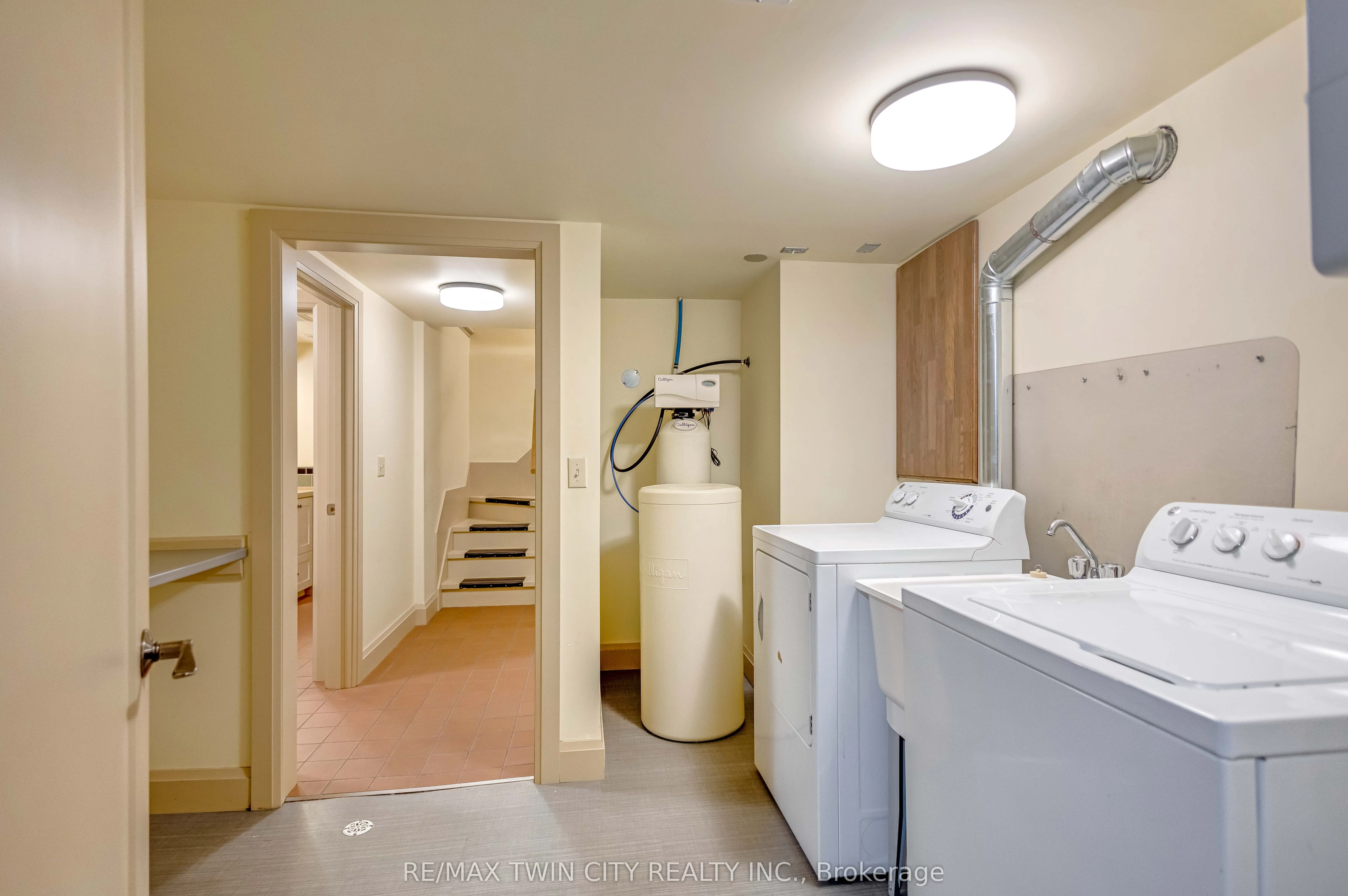 25 Broadway Street E