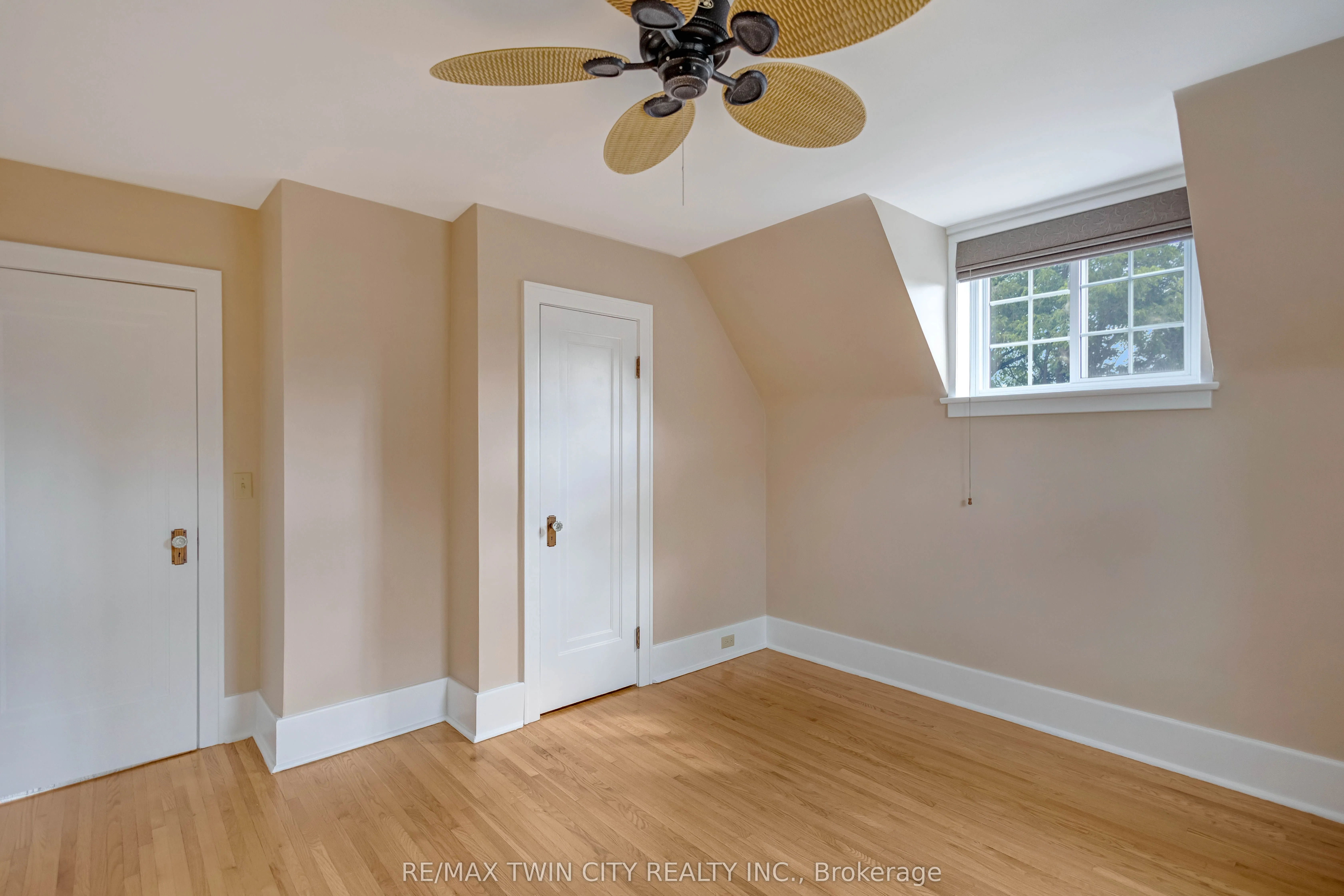 25 Broadway Street E