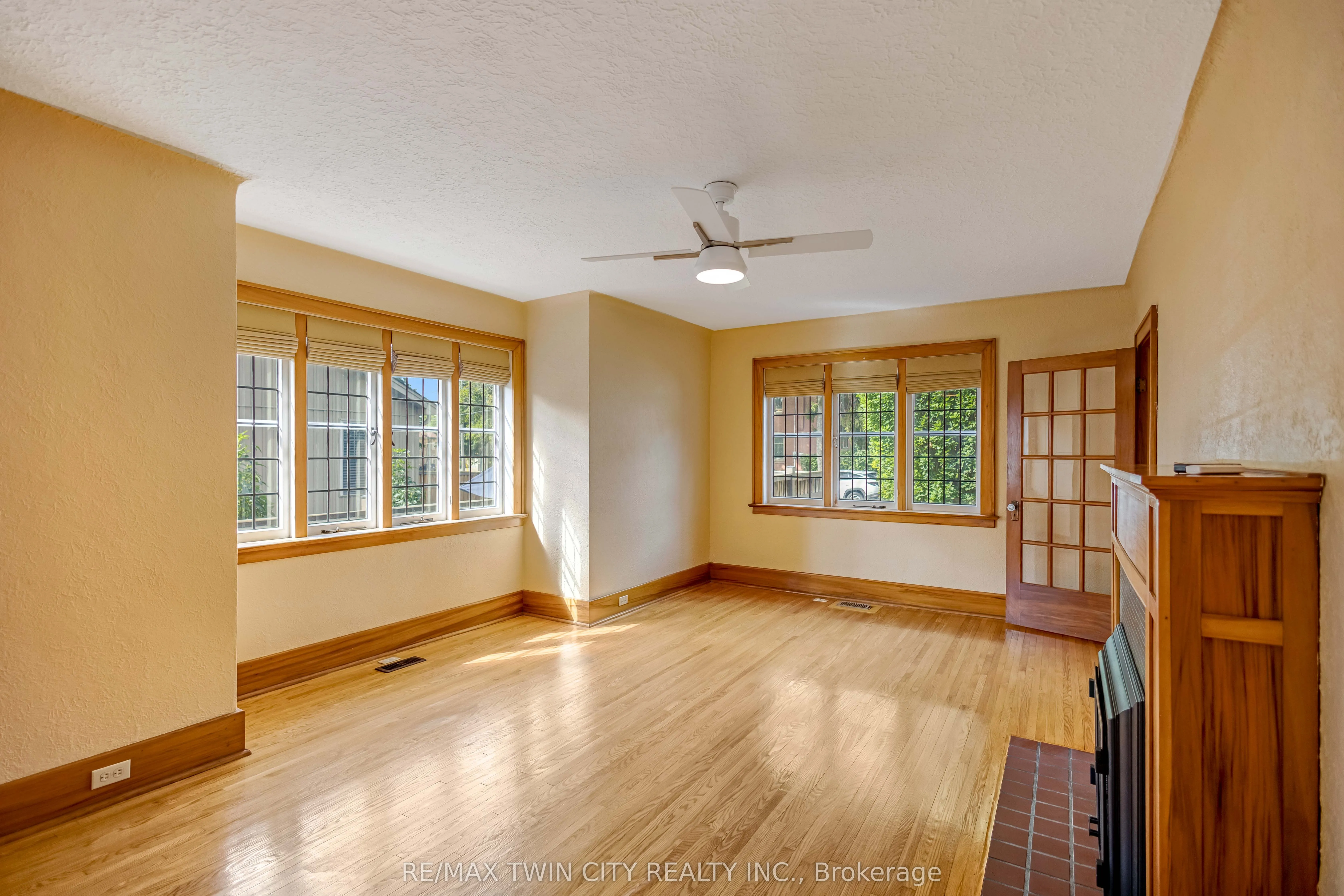 25 Broadway Street E