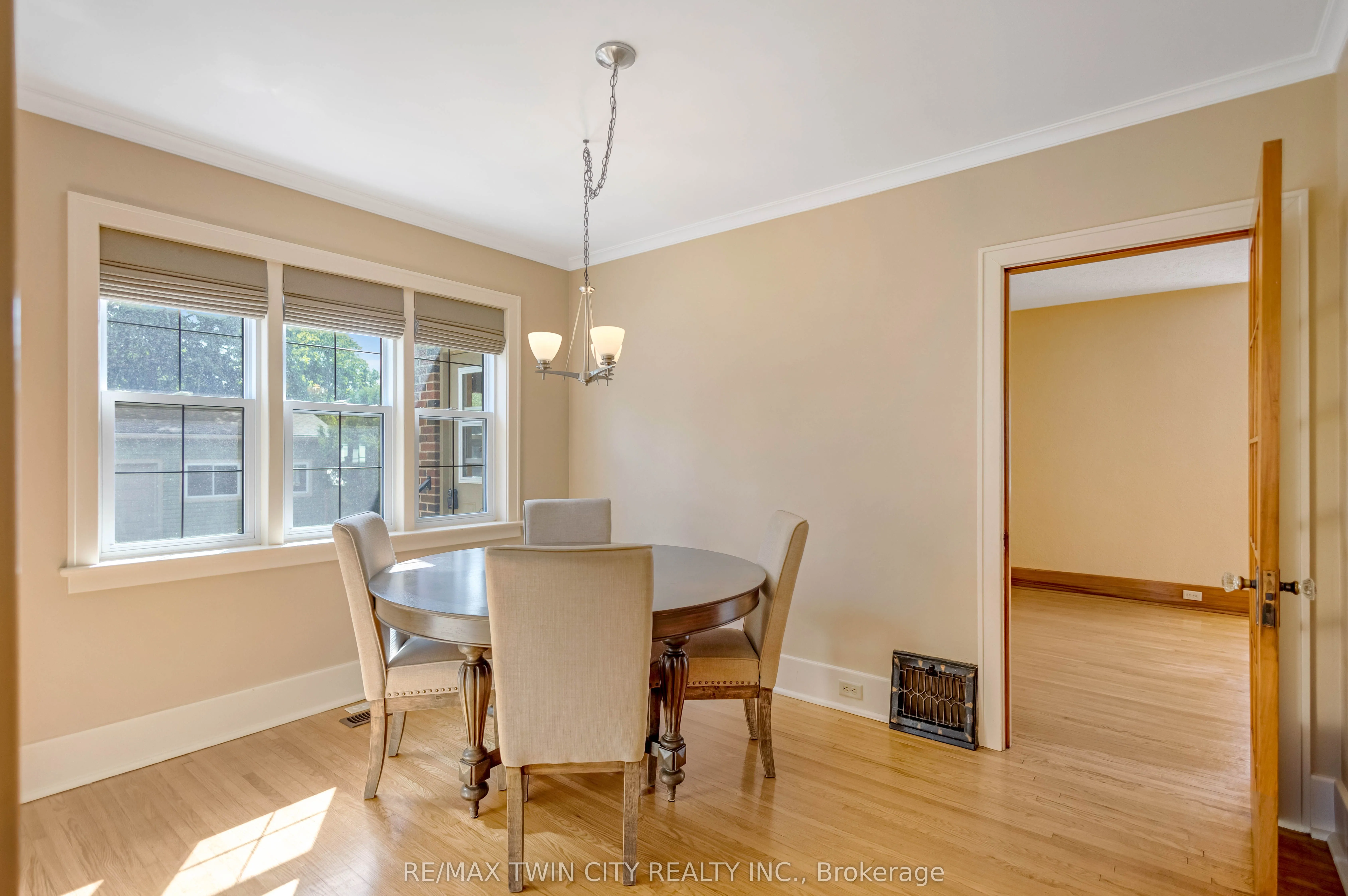 25 Broadway Street E