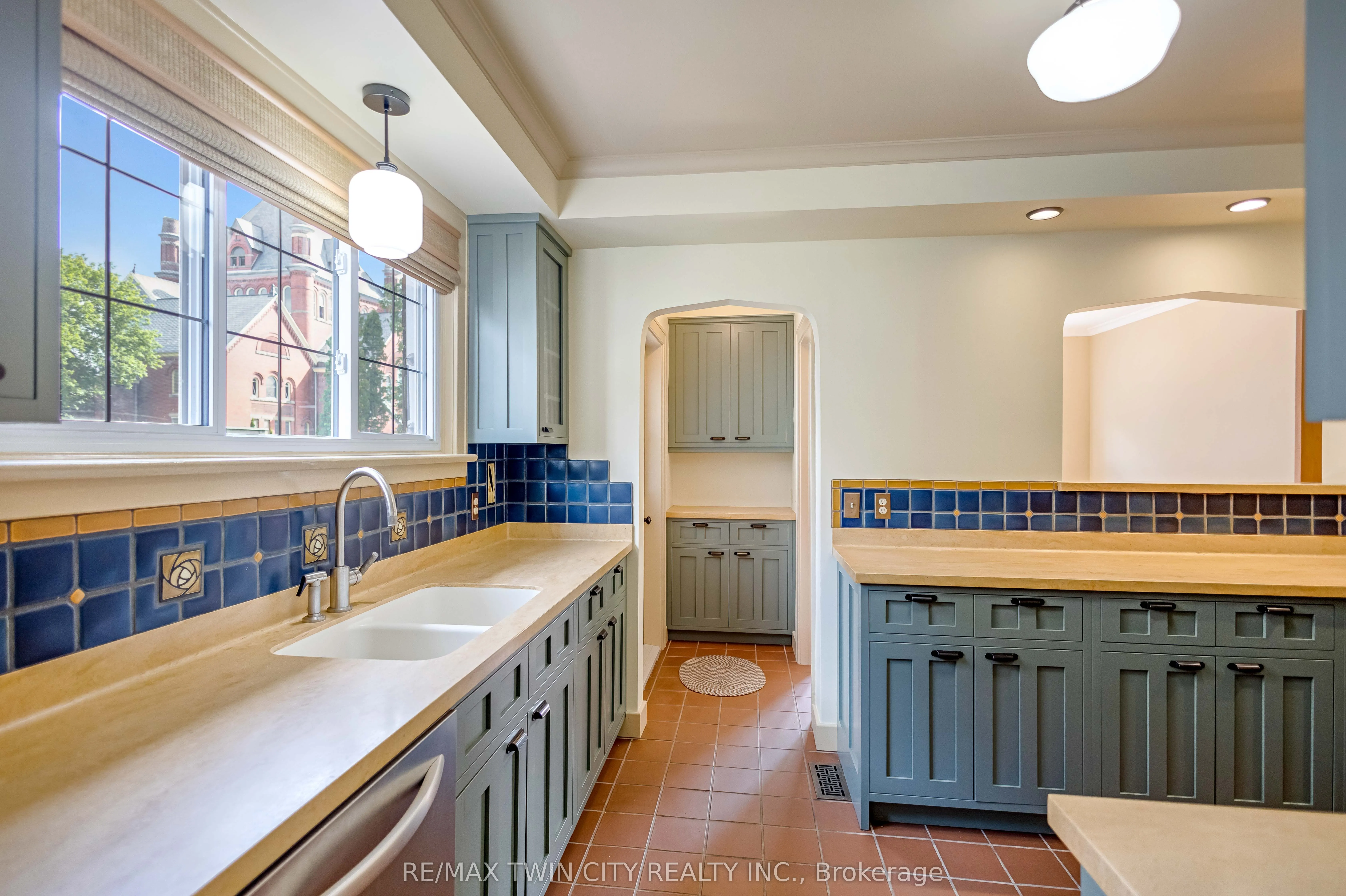 25 Broadway Street E