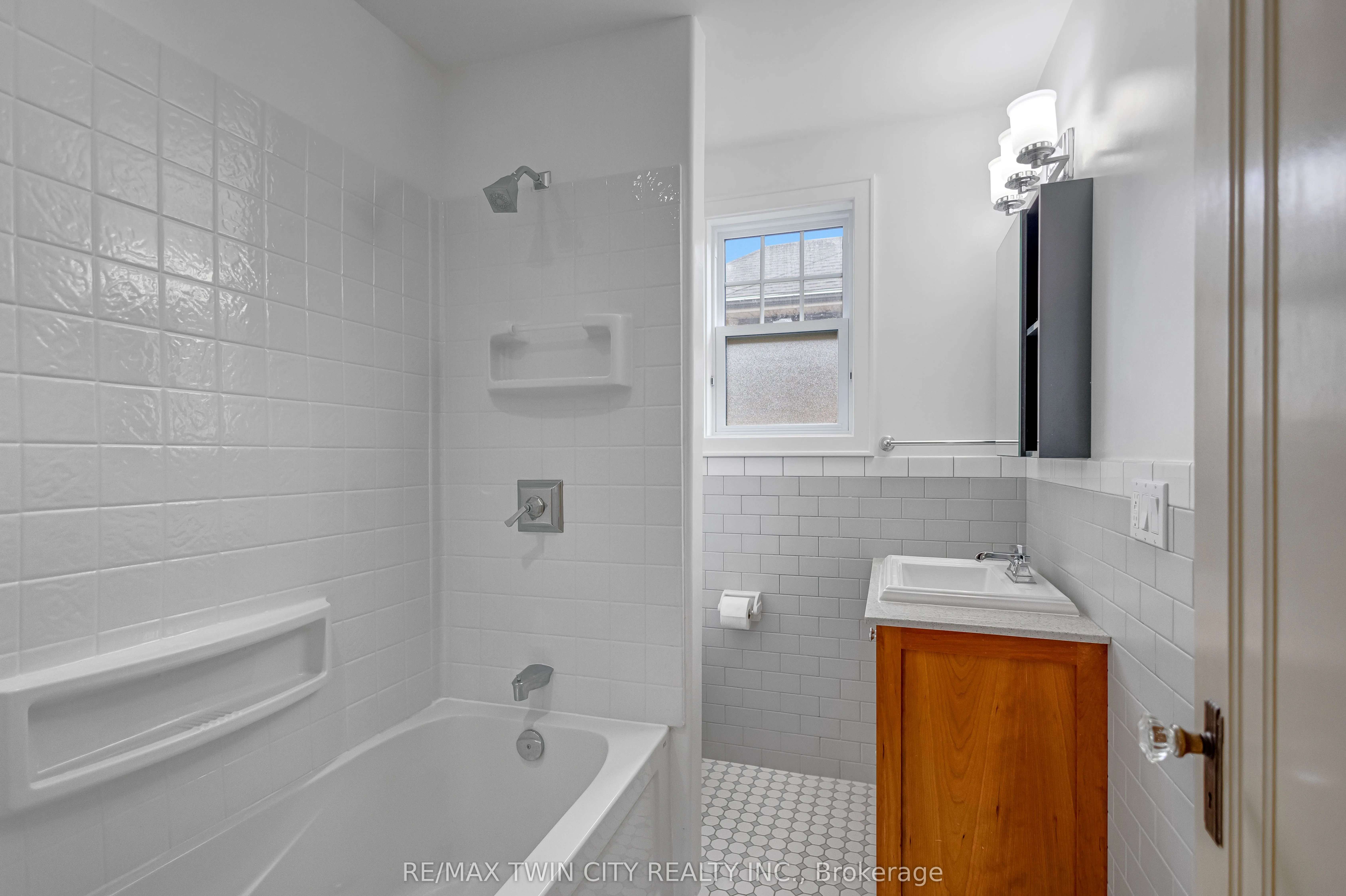 25 Broadway Street E