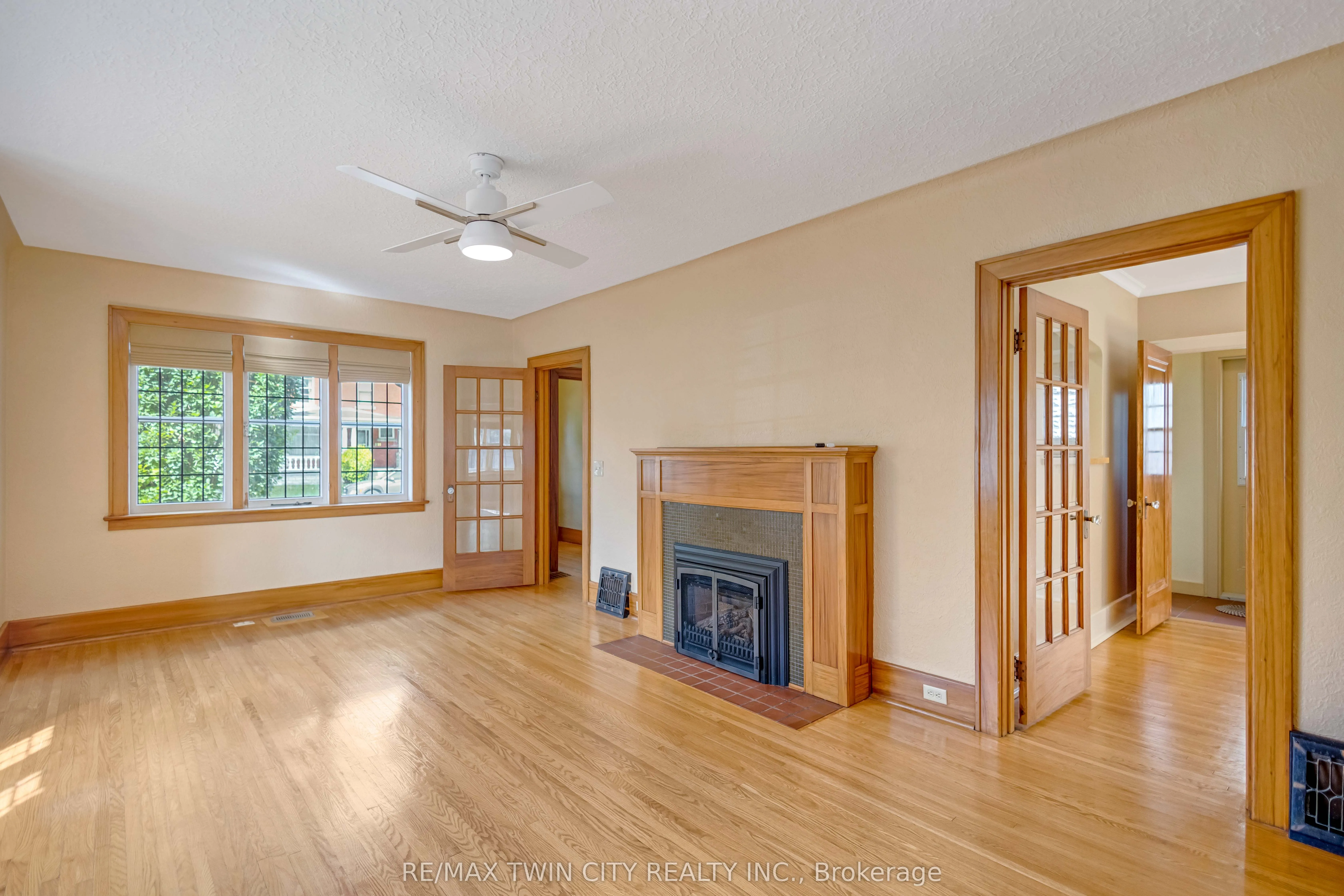 25 Broadway Street E