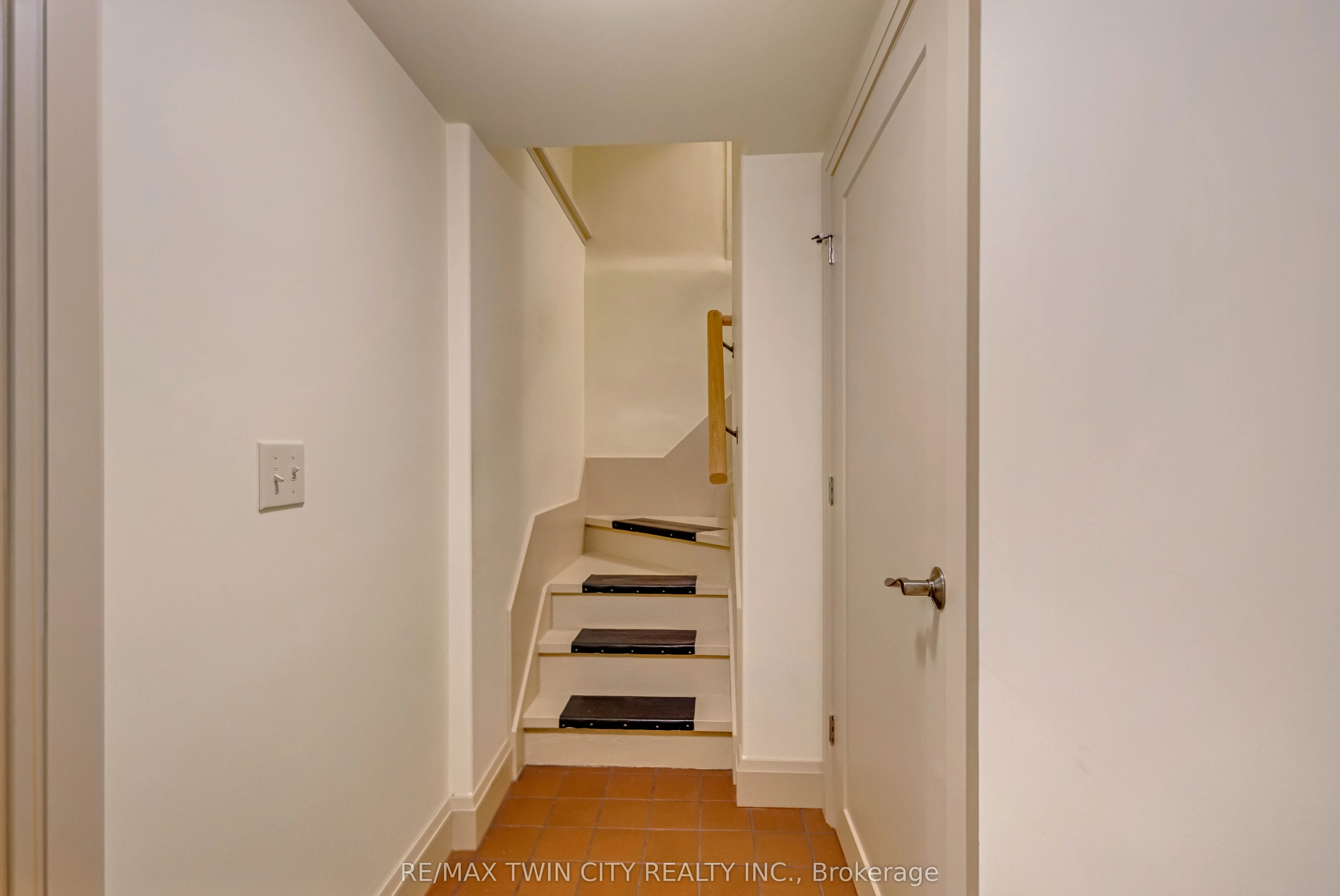 25 Broadway Street E