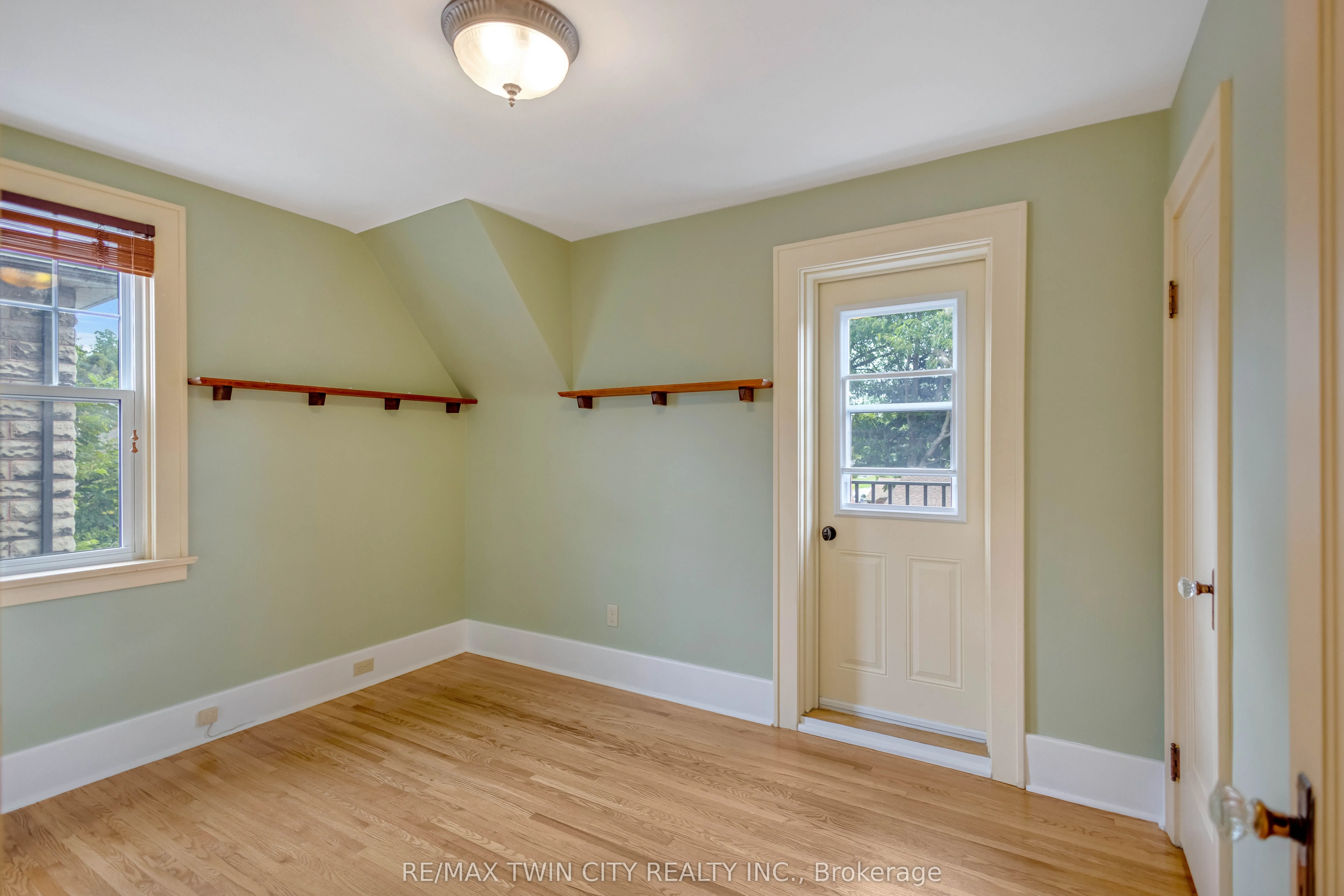 25 Broadway Street E