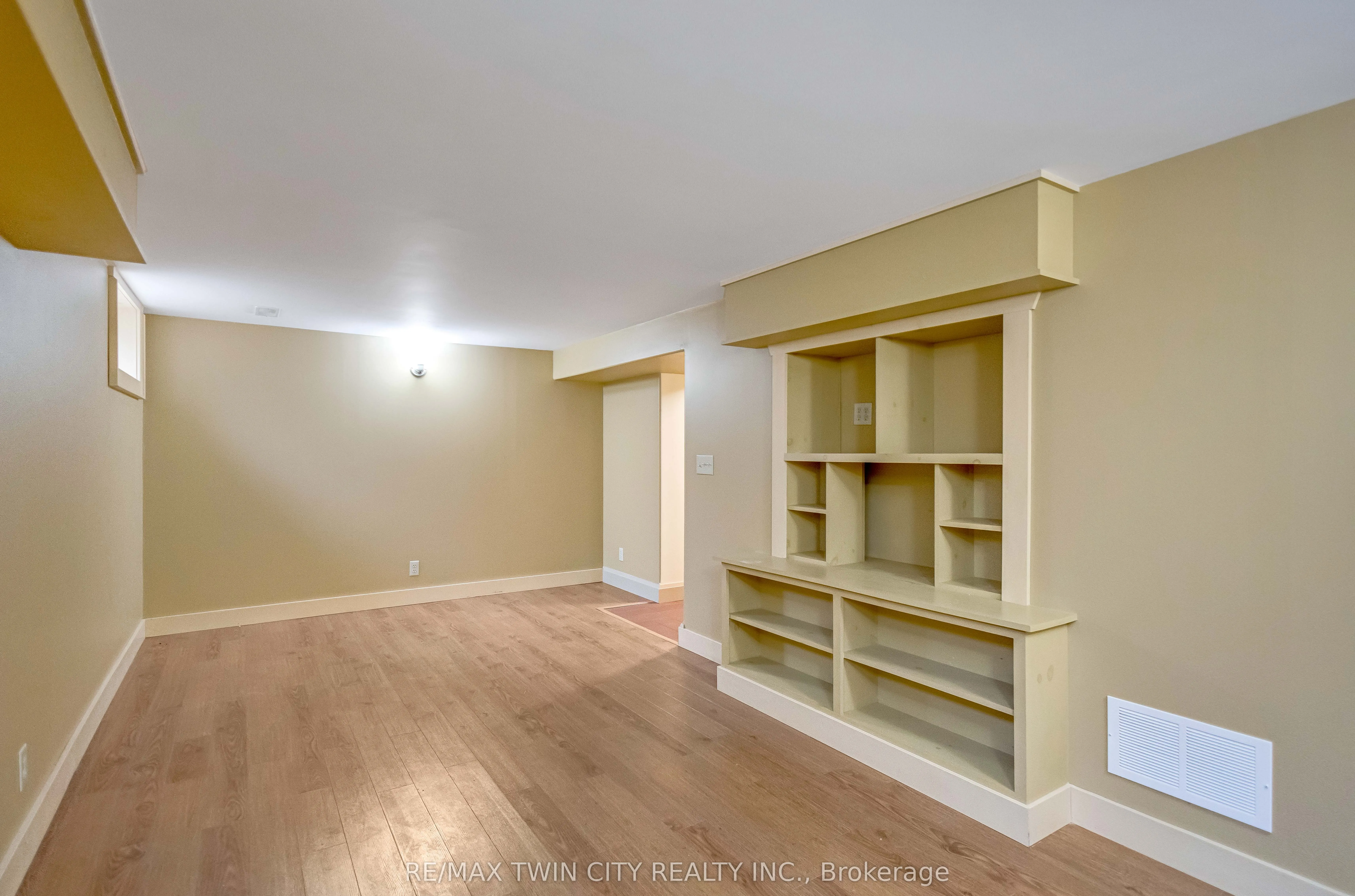25 Broadway Street E