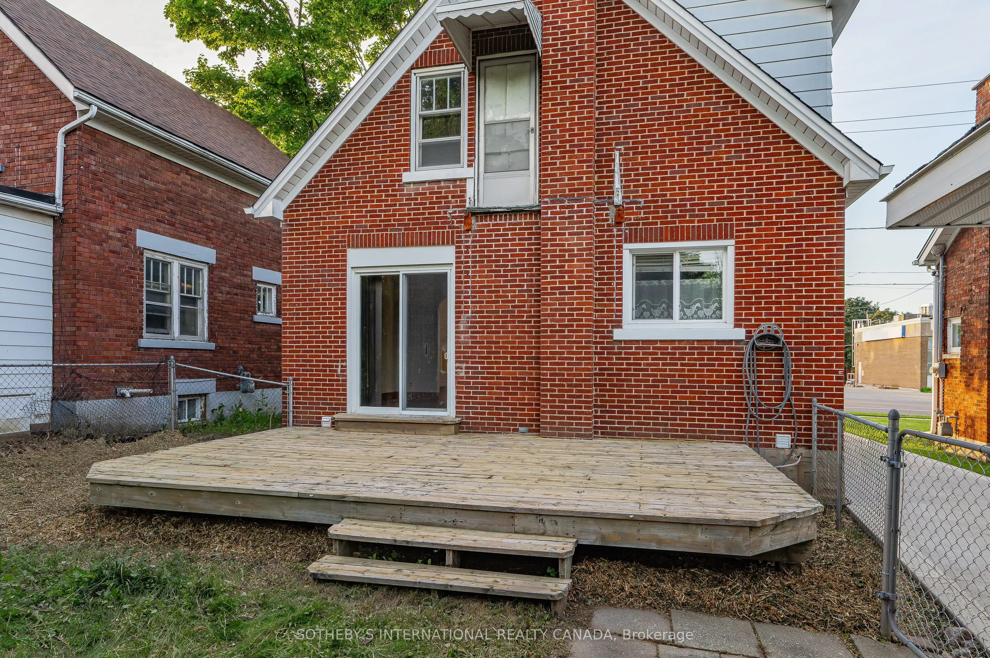 185 Highland Road W