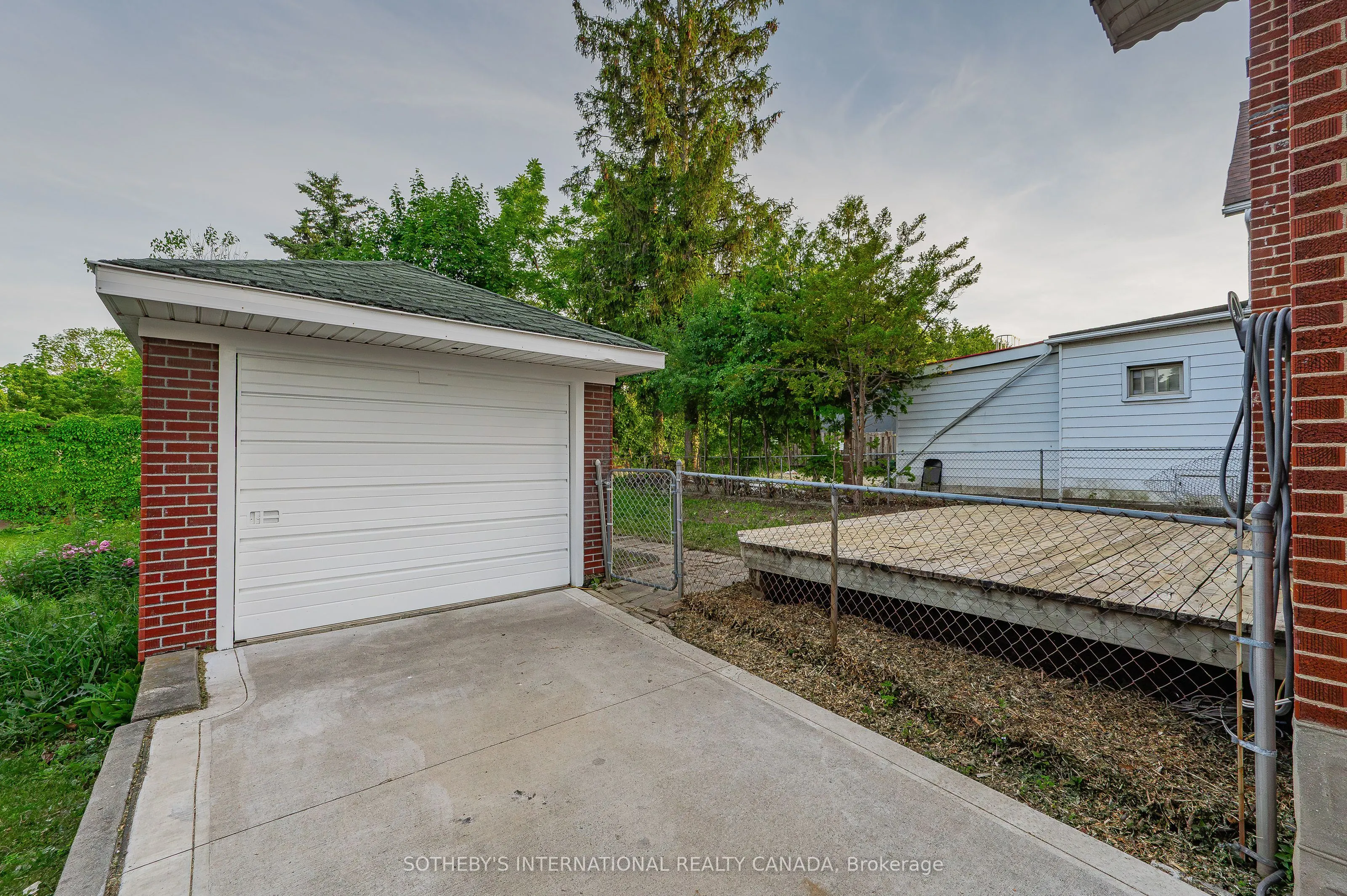 185 Highland Road W