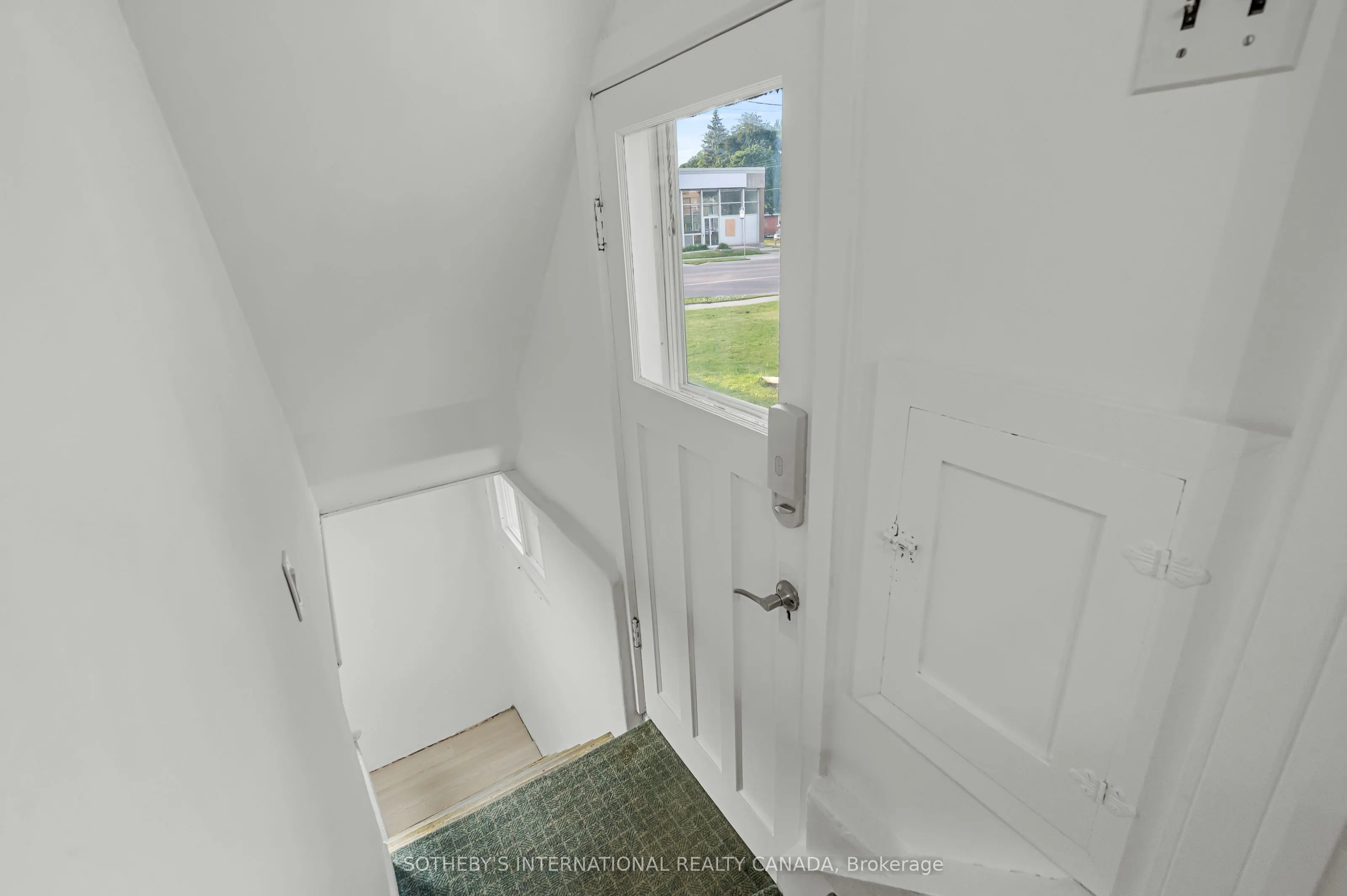 185 Highland Road W