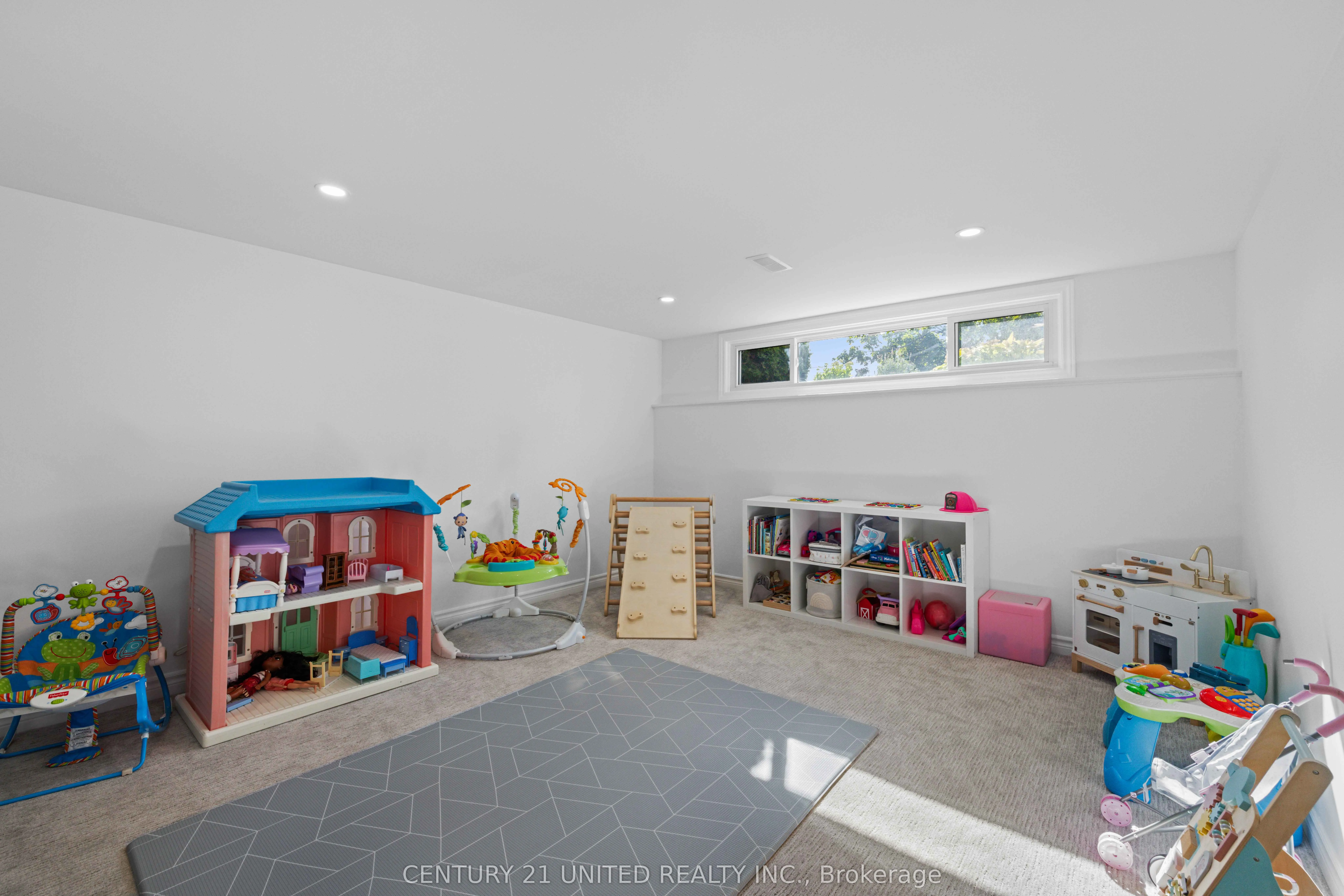 392 Wellington Street