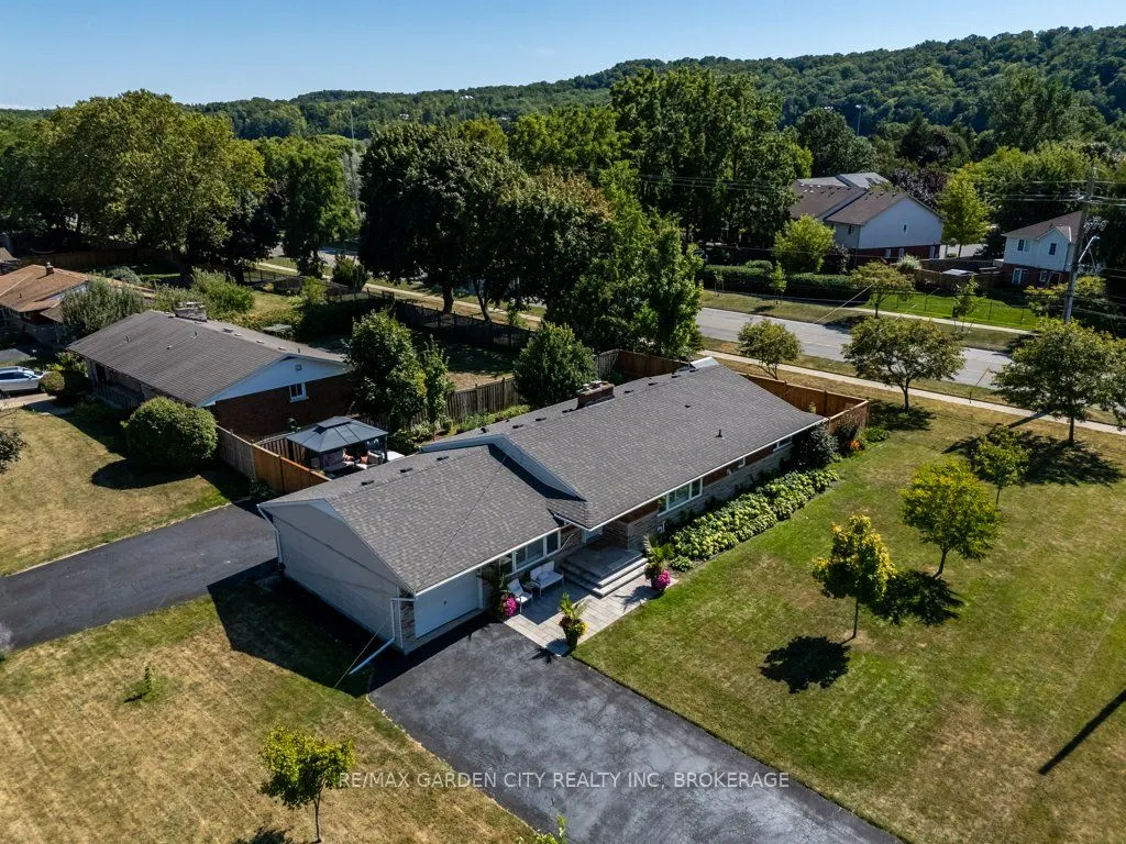 2 Lynnwood Avenue