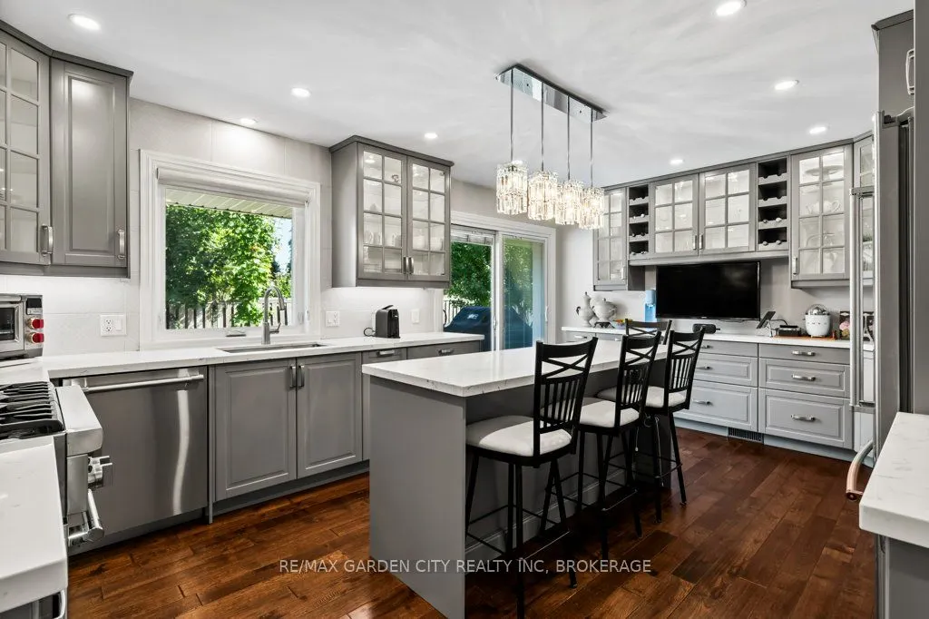 2 Lynnwood Avenue