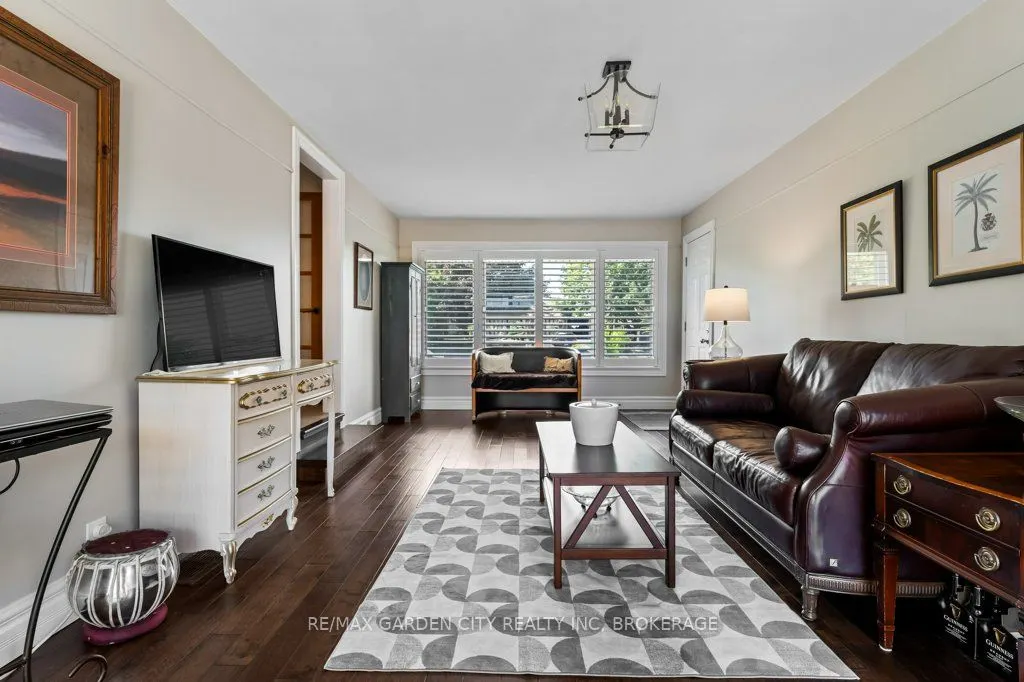 2 Lynnwood Avenue