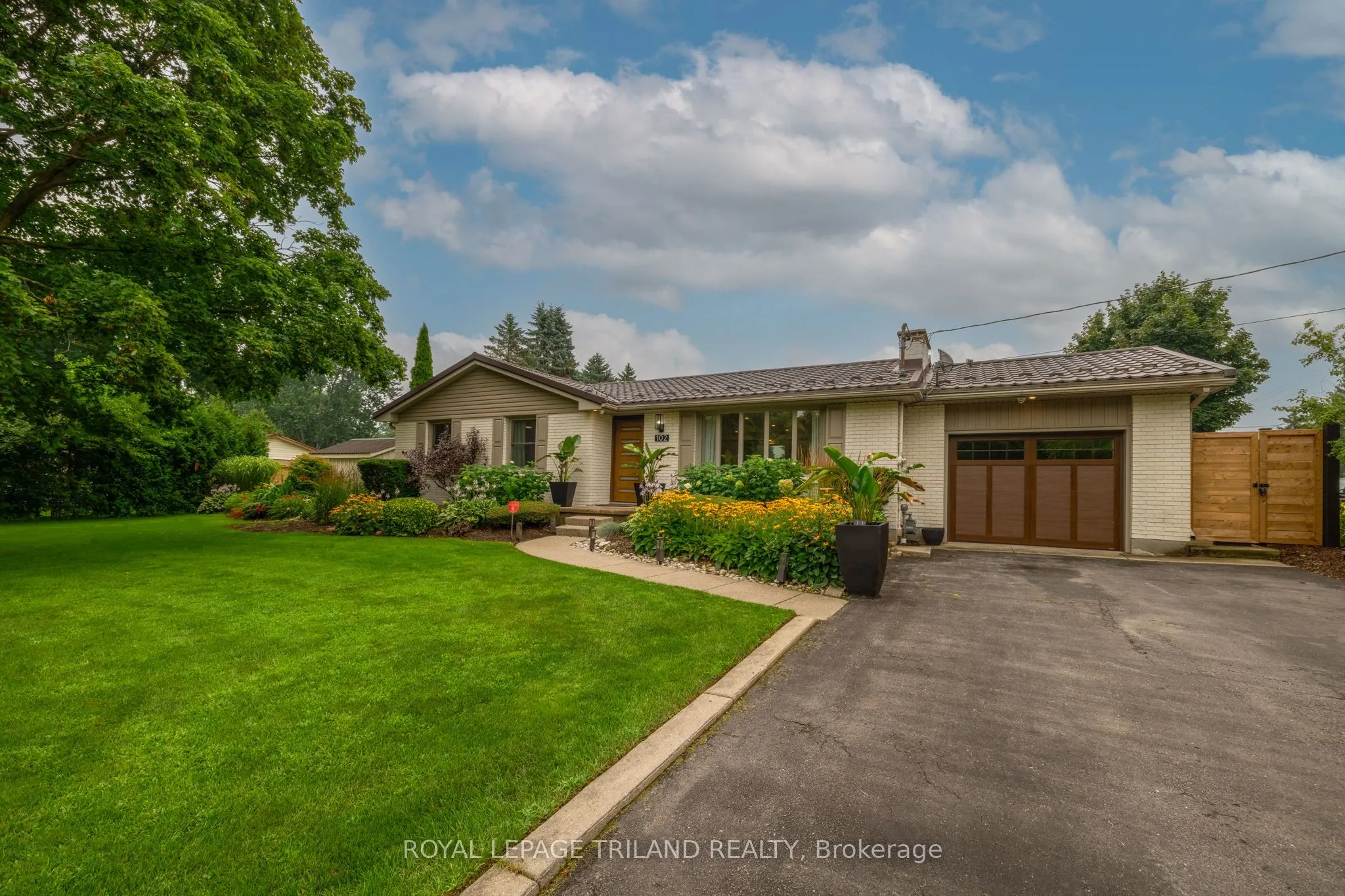 102 RAILWAY Avenue
