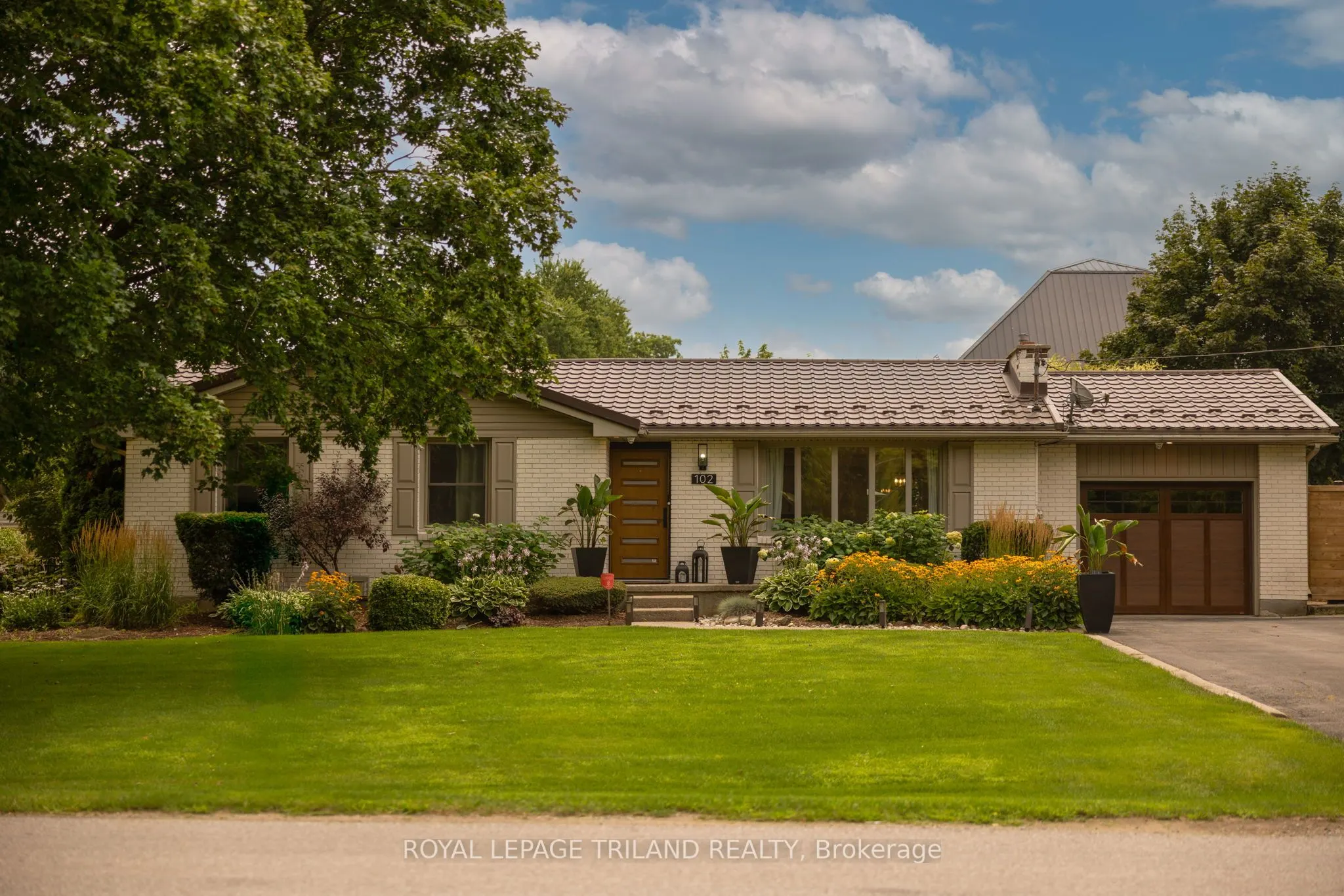 102 RAILWAY Avenue