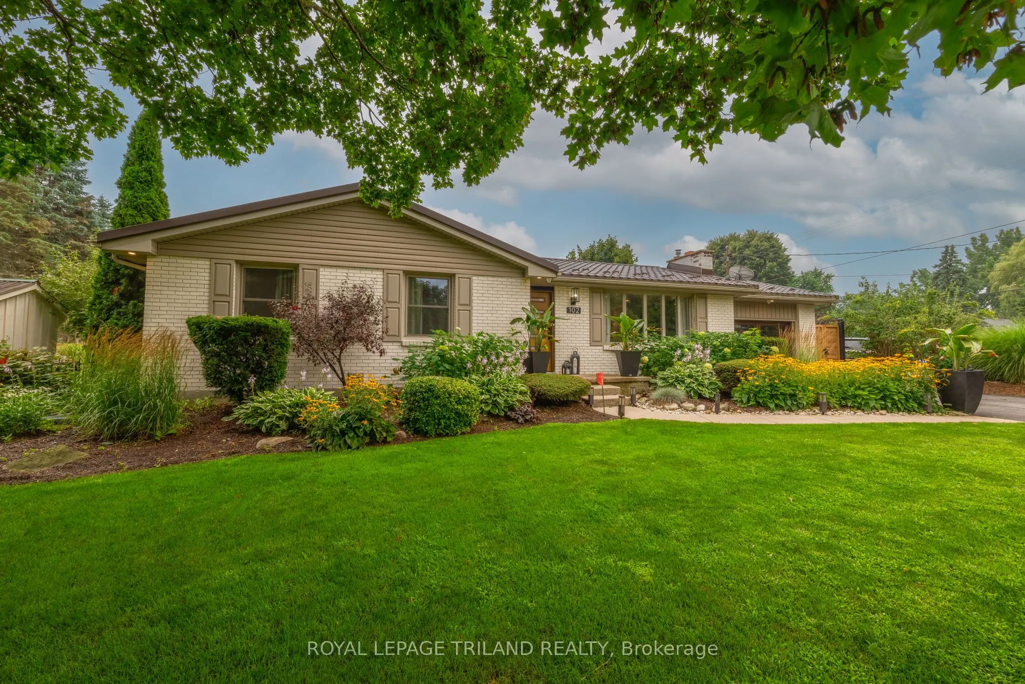 102 RAILWAY Avenue