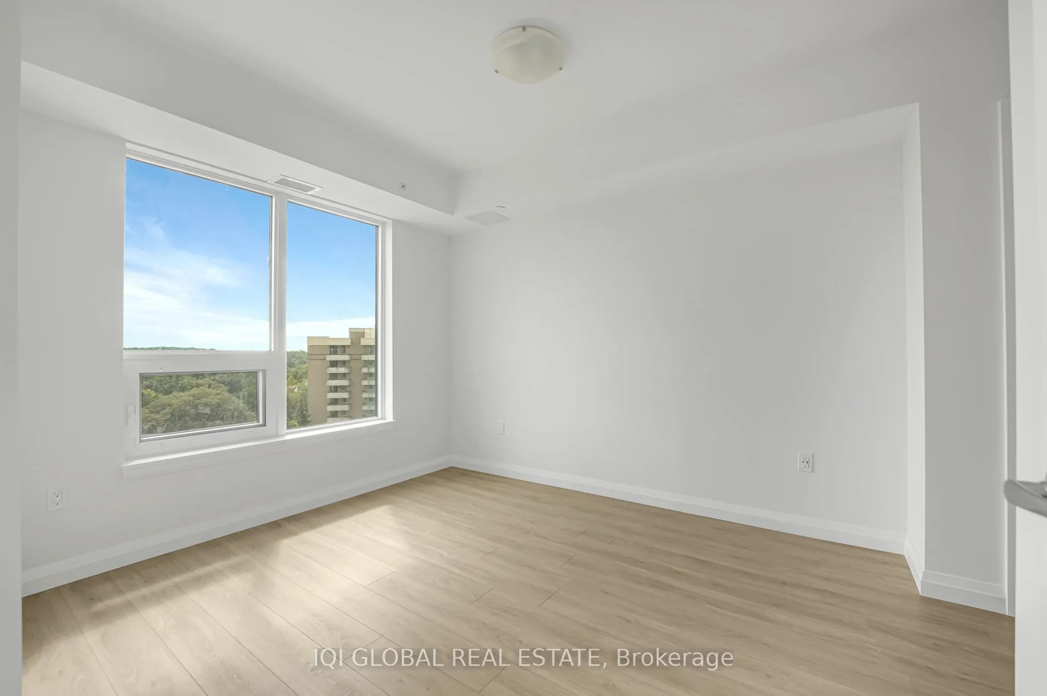 93 Arthur Street S, #913