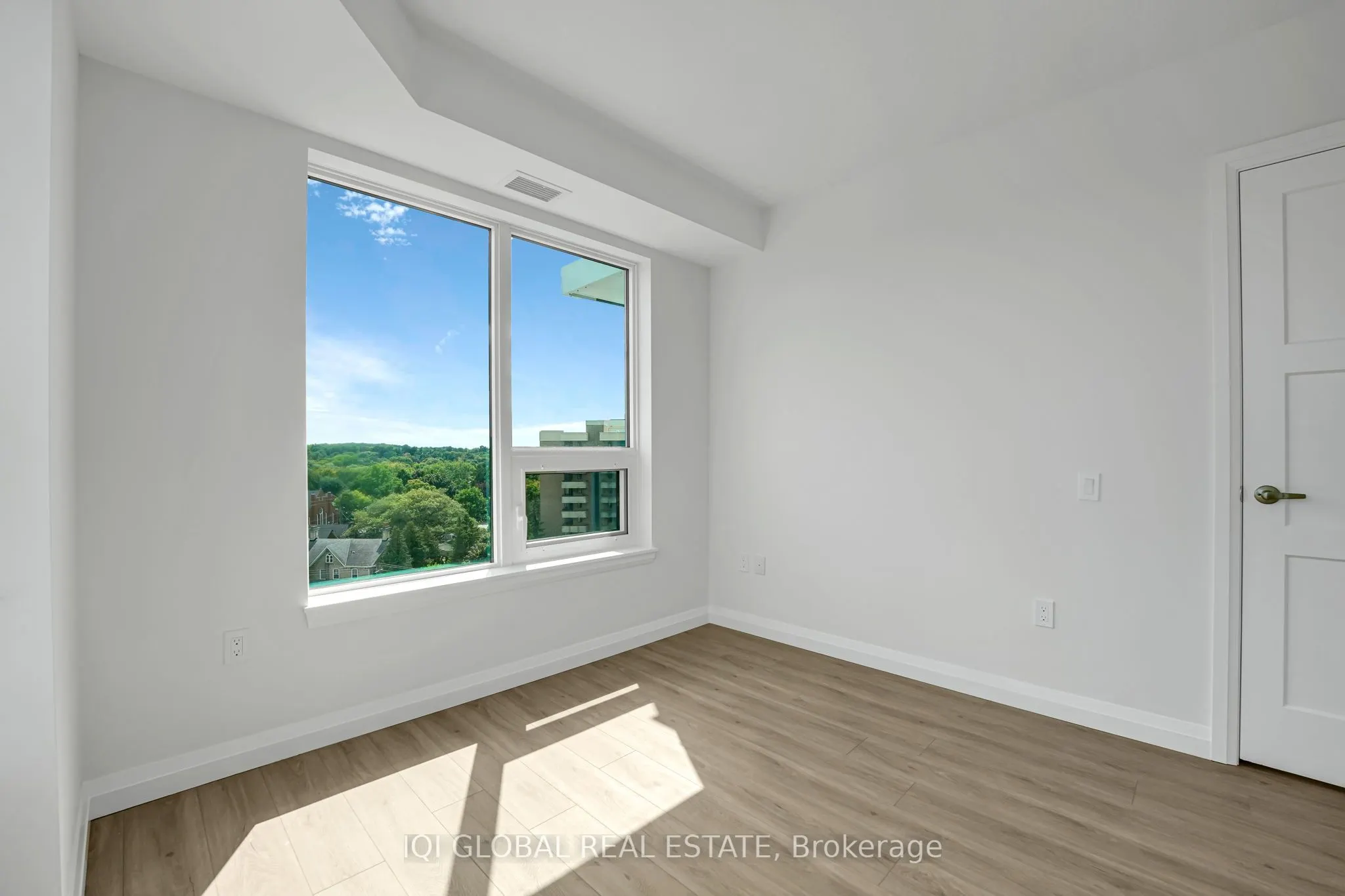 93 Arthur Street S, #913