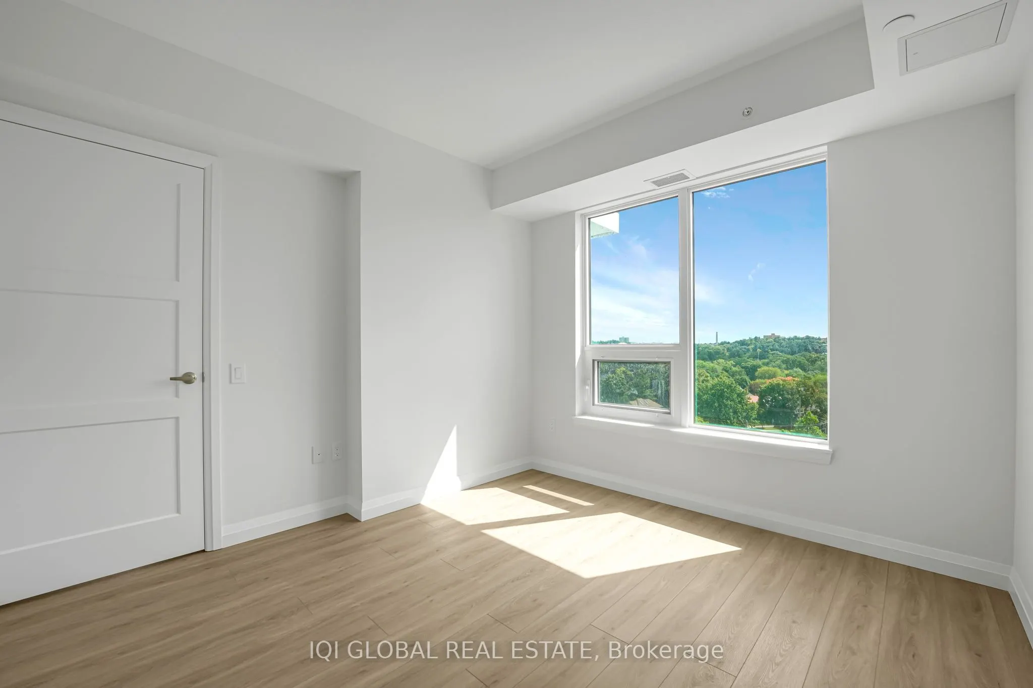 93 Arthur Street S, #913