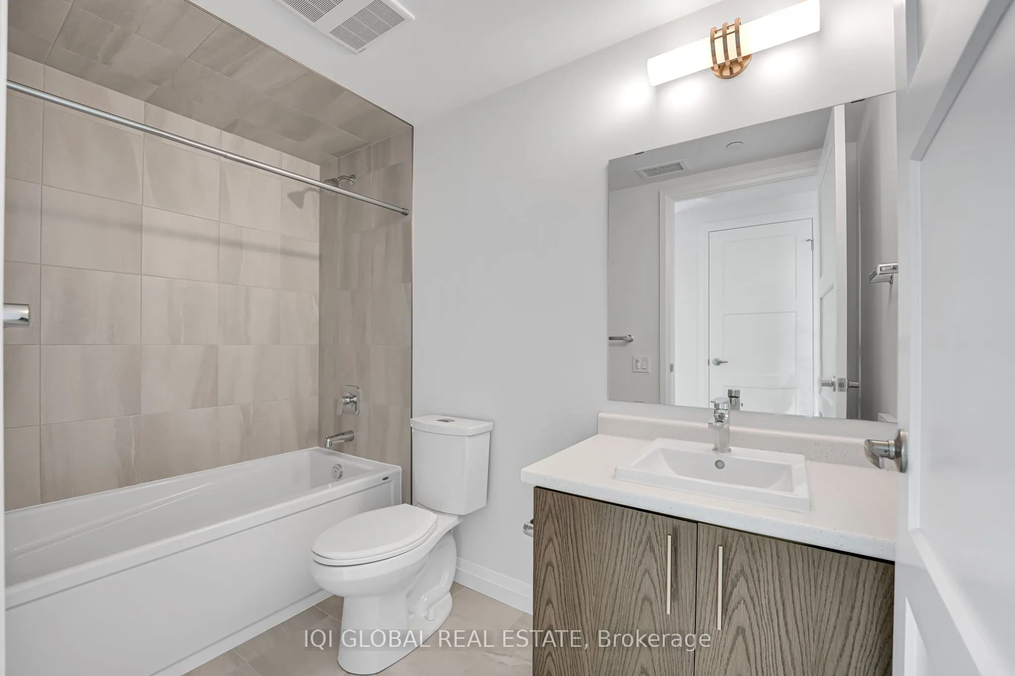 93 Arthur Street S, #913