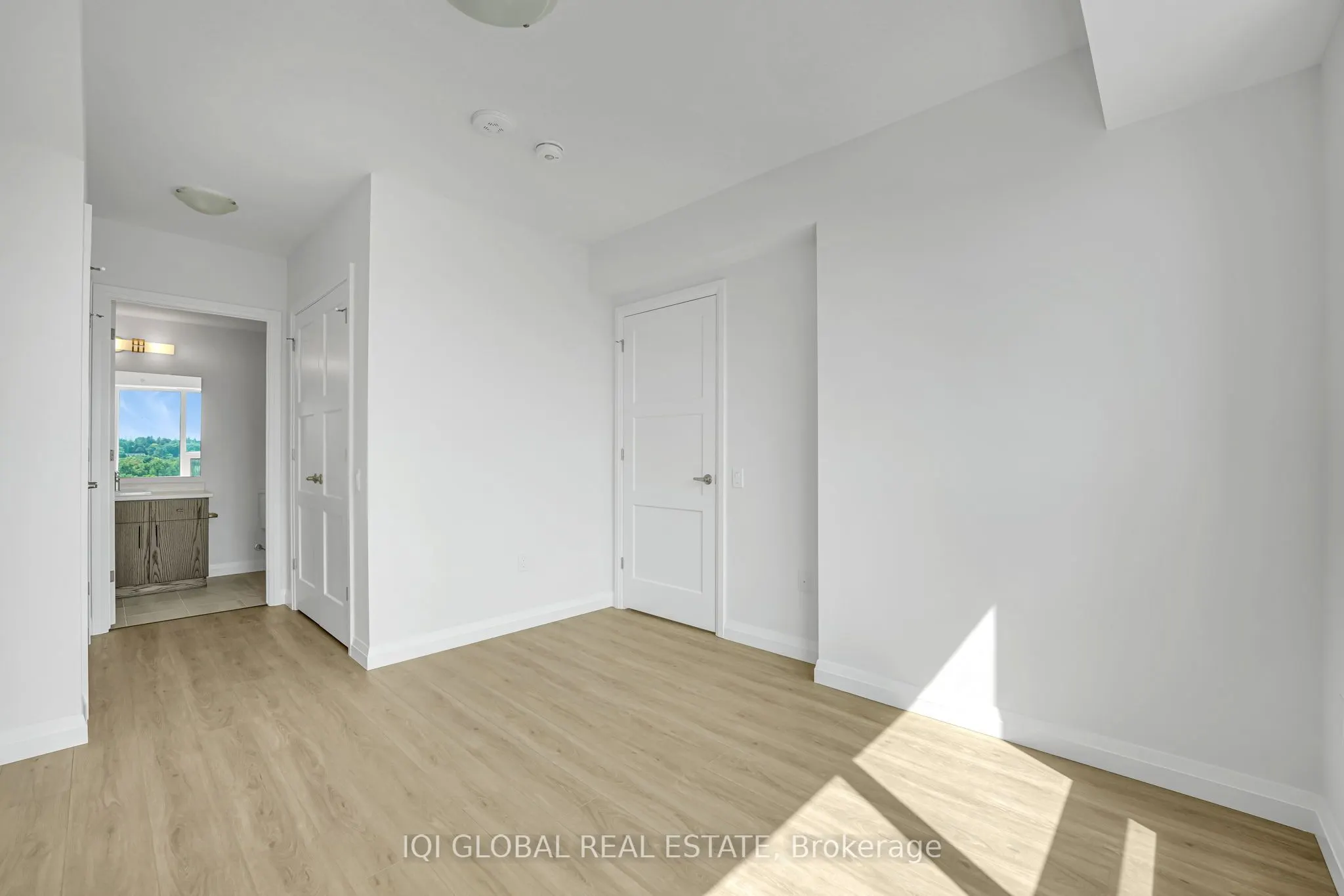 93 Arthur Street S, #913