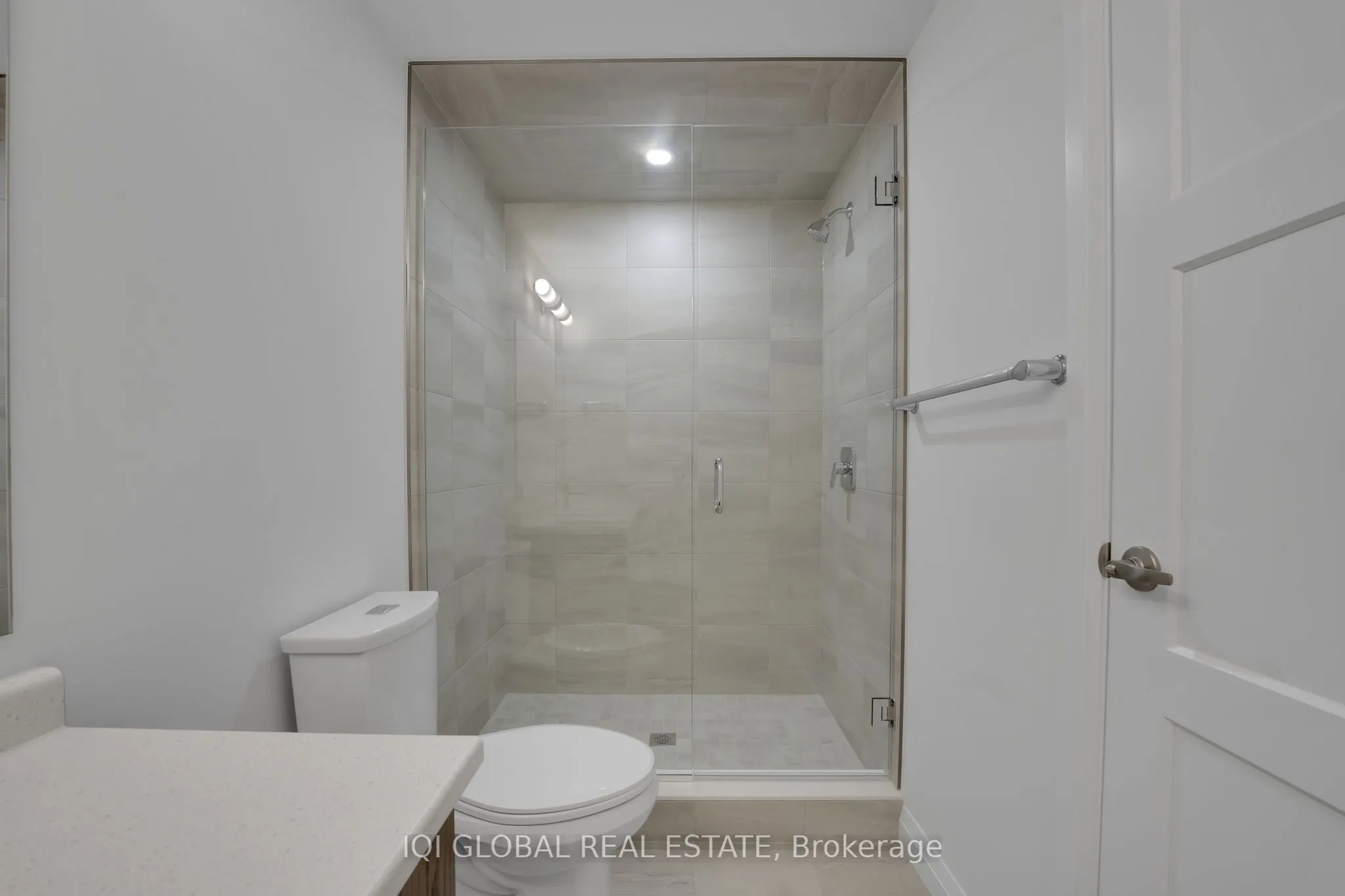 93 Arthur Street S, #913