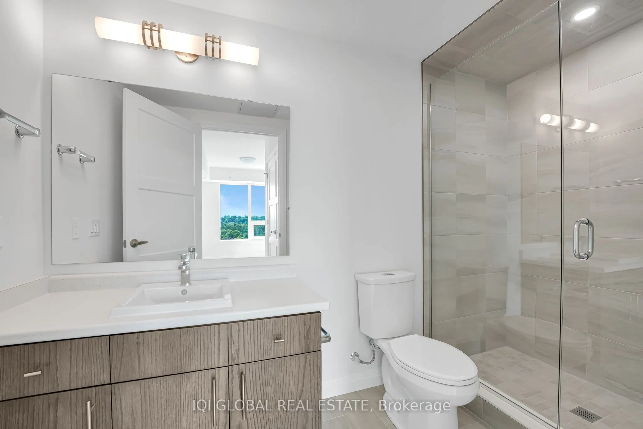 93 Arthur Street S, #913