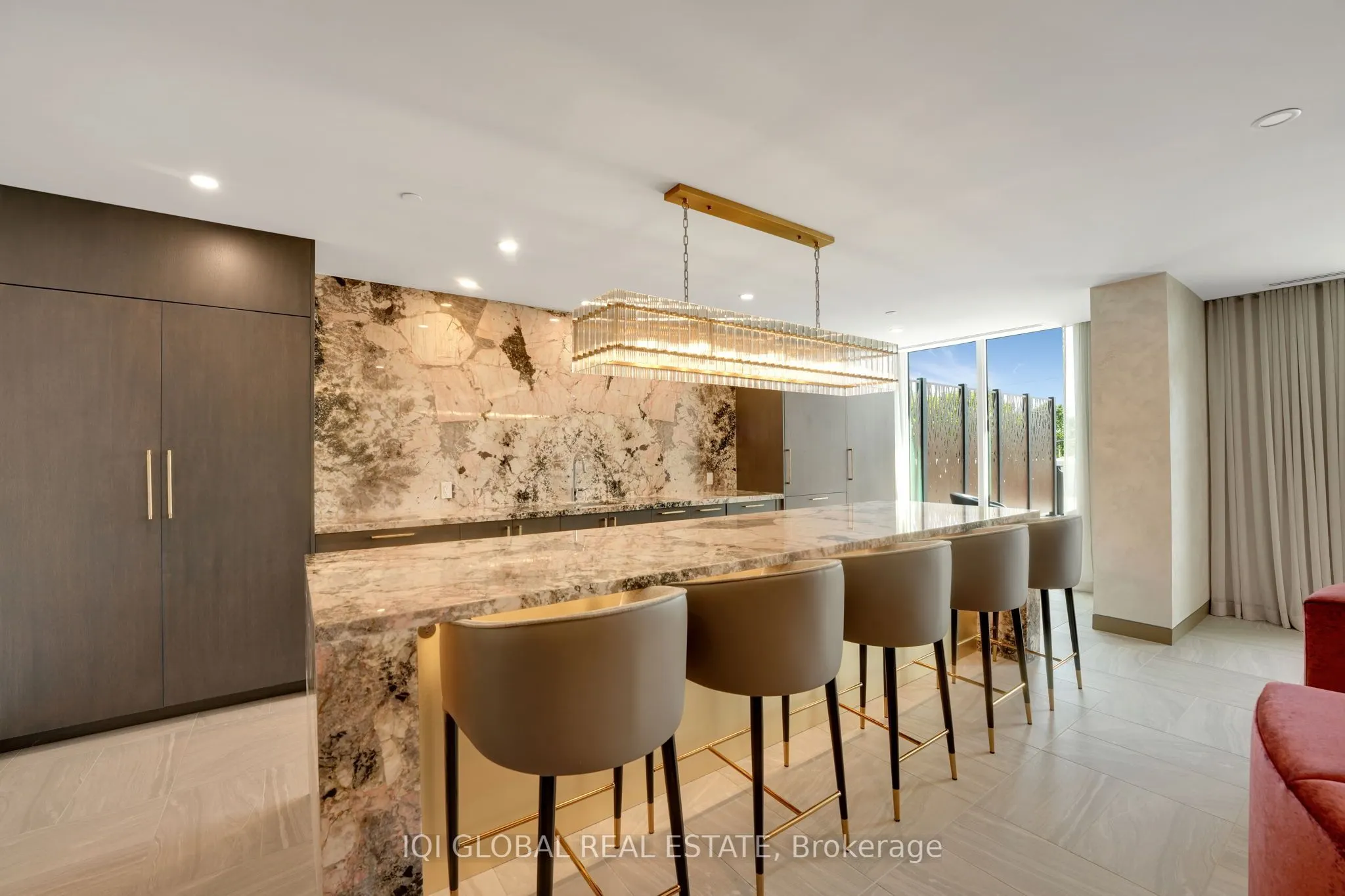 93 Arthur Street S, #913
