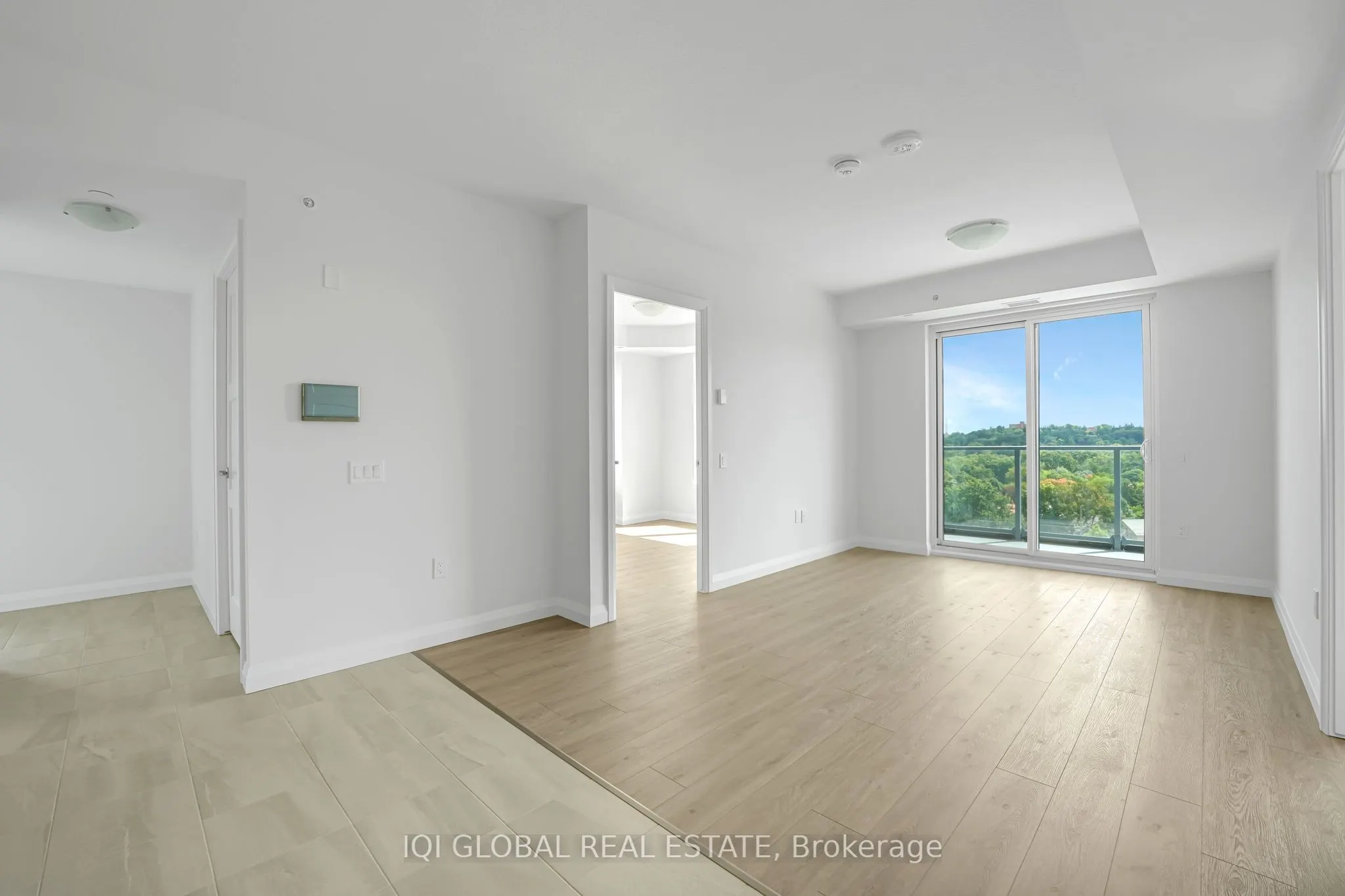 93 Arthur Street S, #913