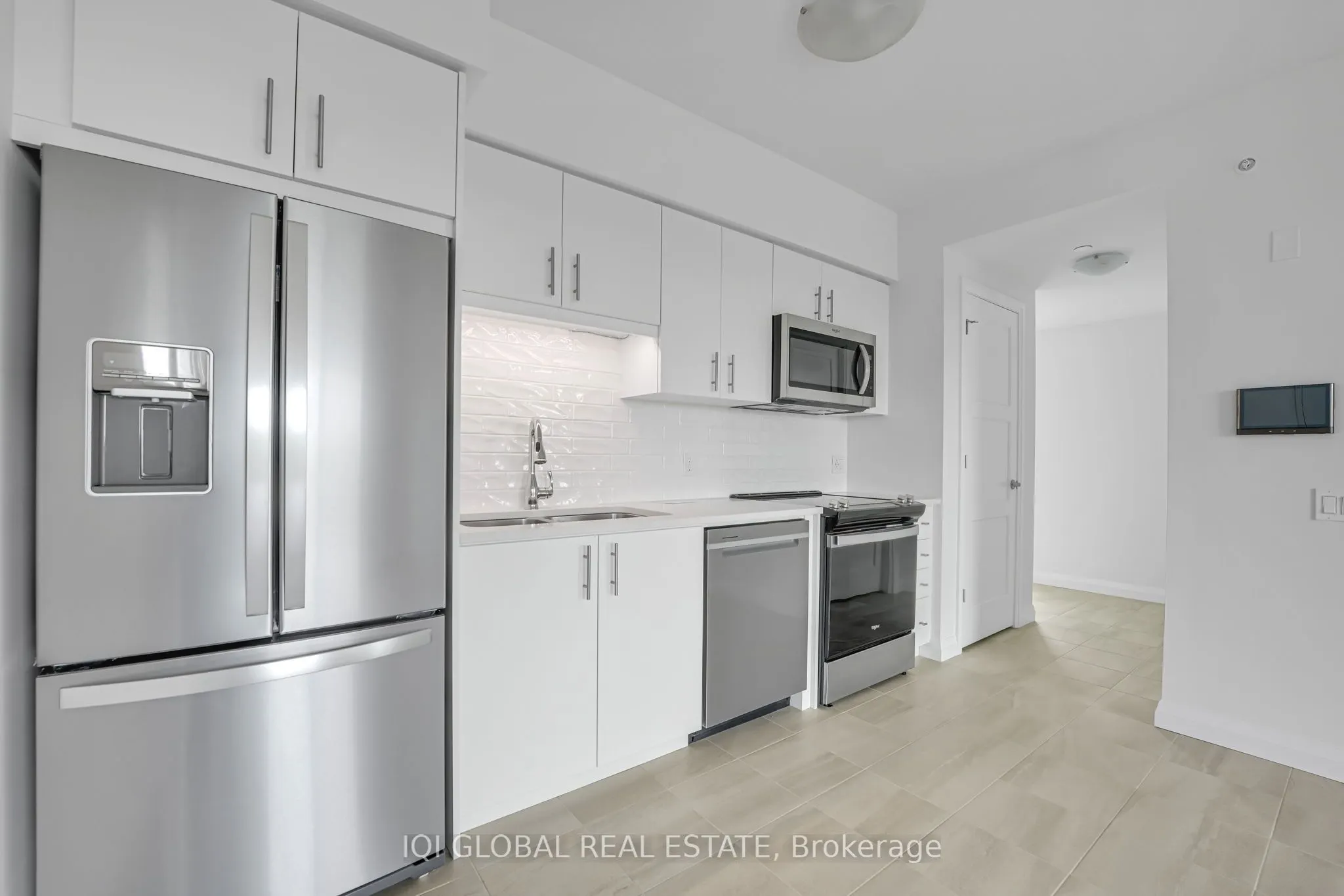 93 Arthur Street S, #913