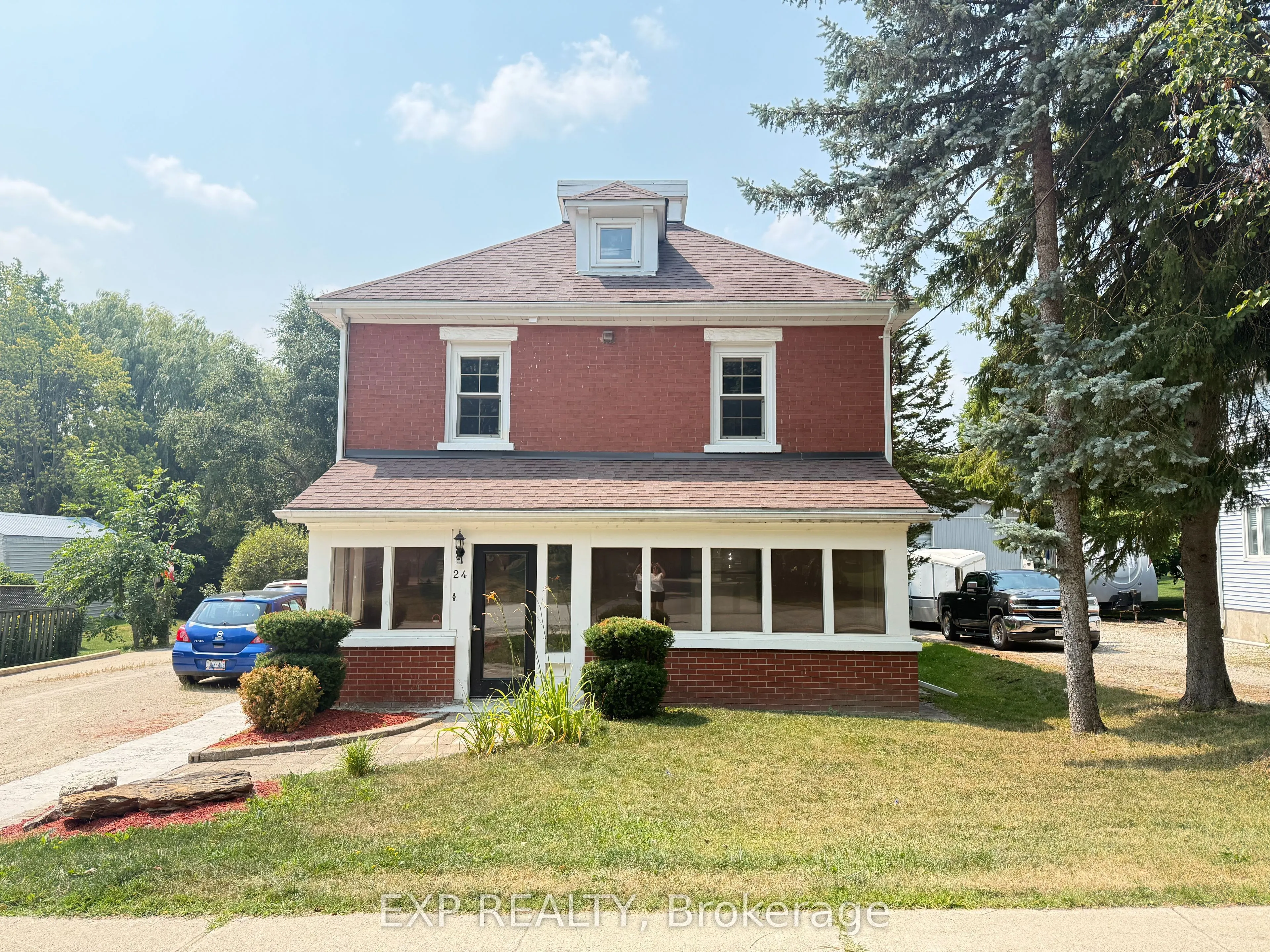 24 Emma Street N