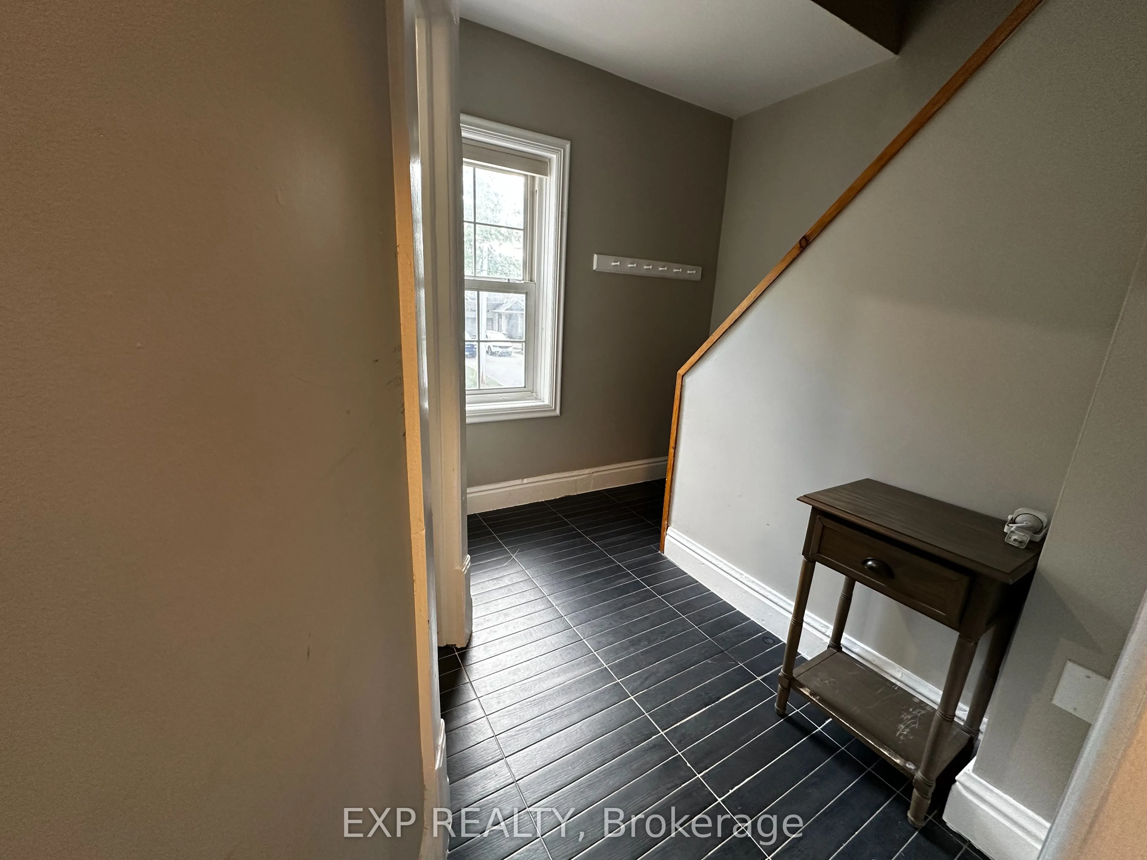 24 Emma Street N