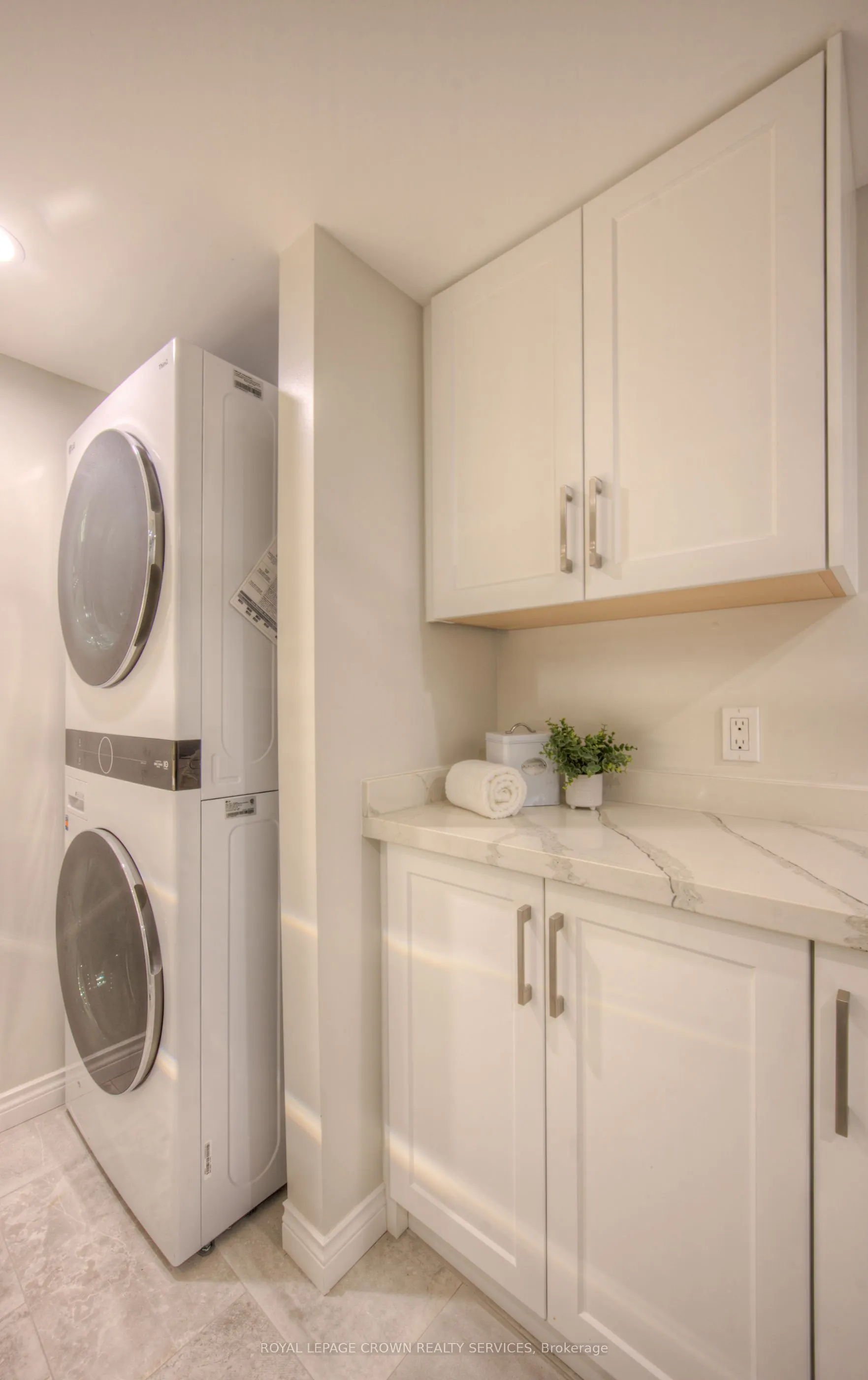 313 George Street N, #4