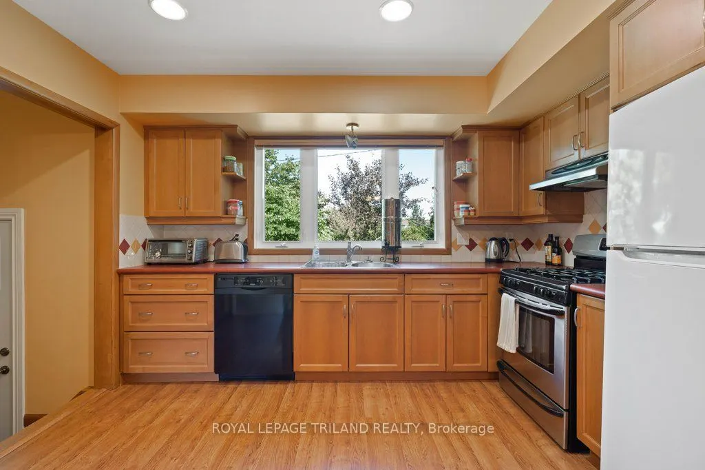 16 Thompson Avenue