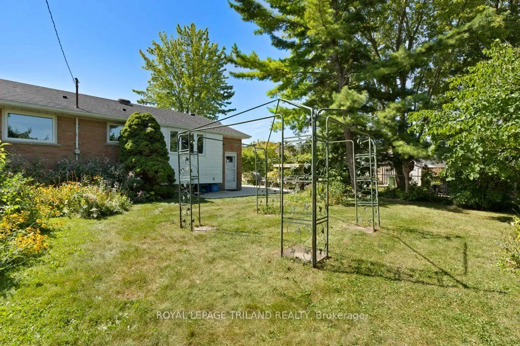 16 Thompson Avenue