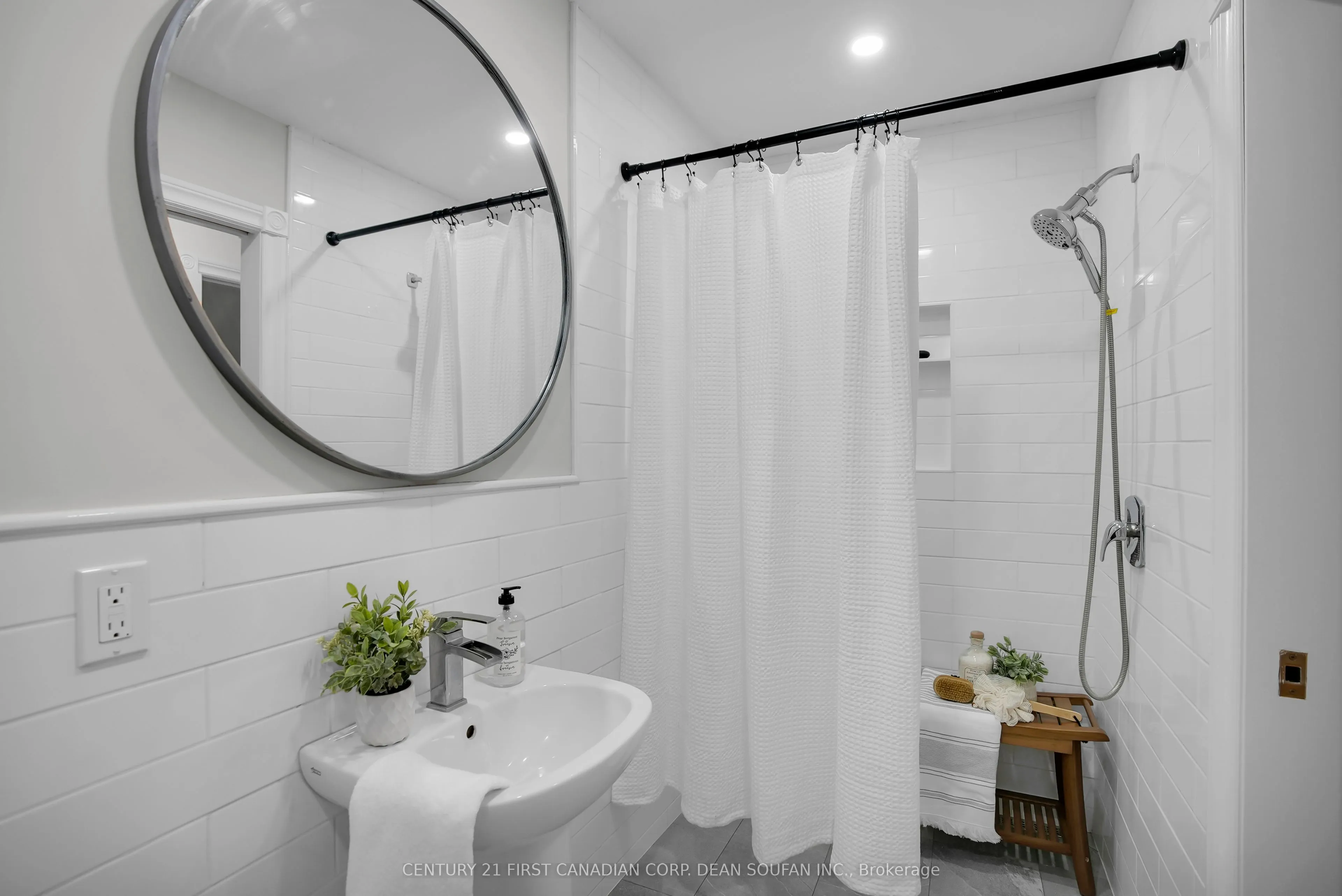 2 Lansdowne Park Crescent