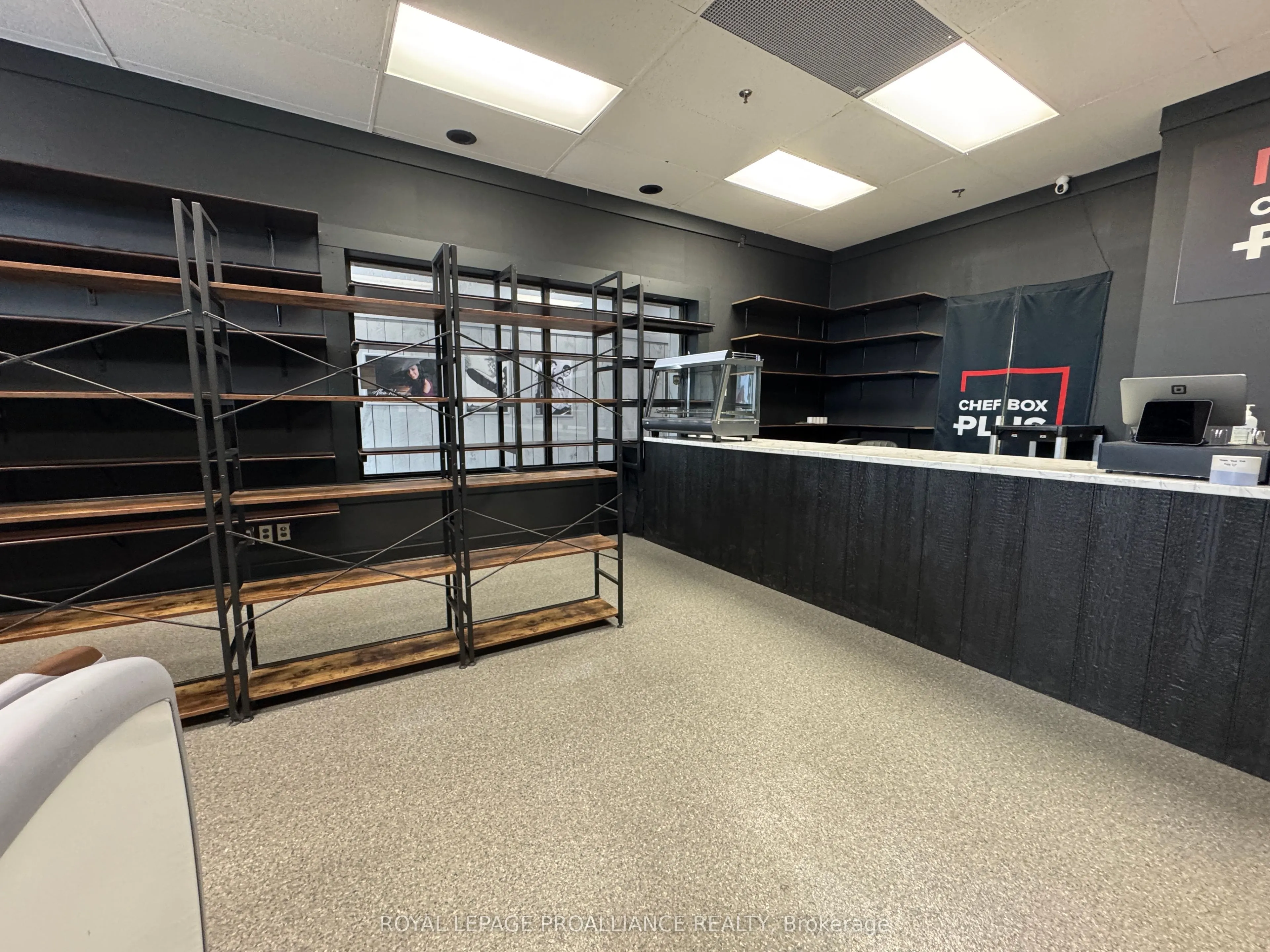 12 Dundas Street W