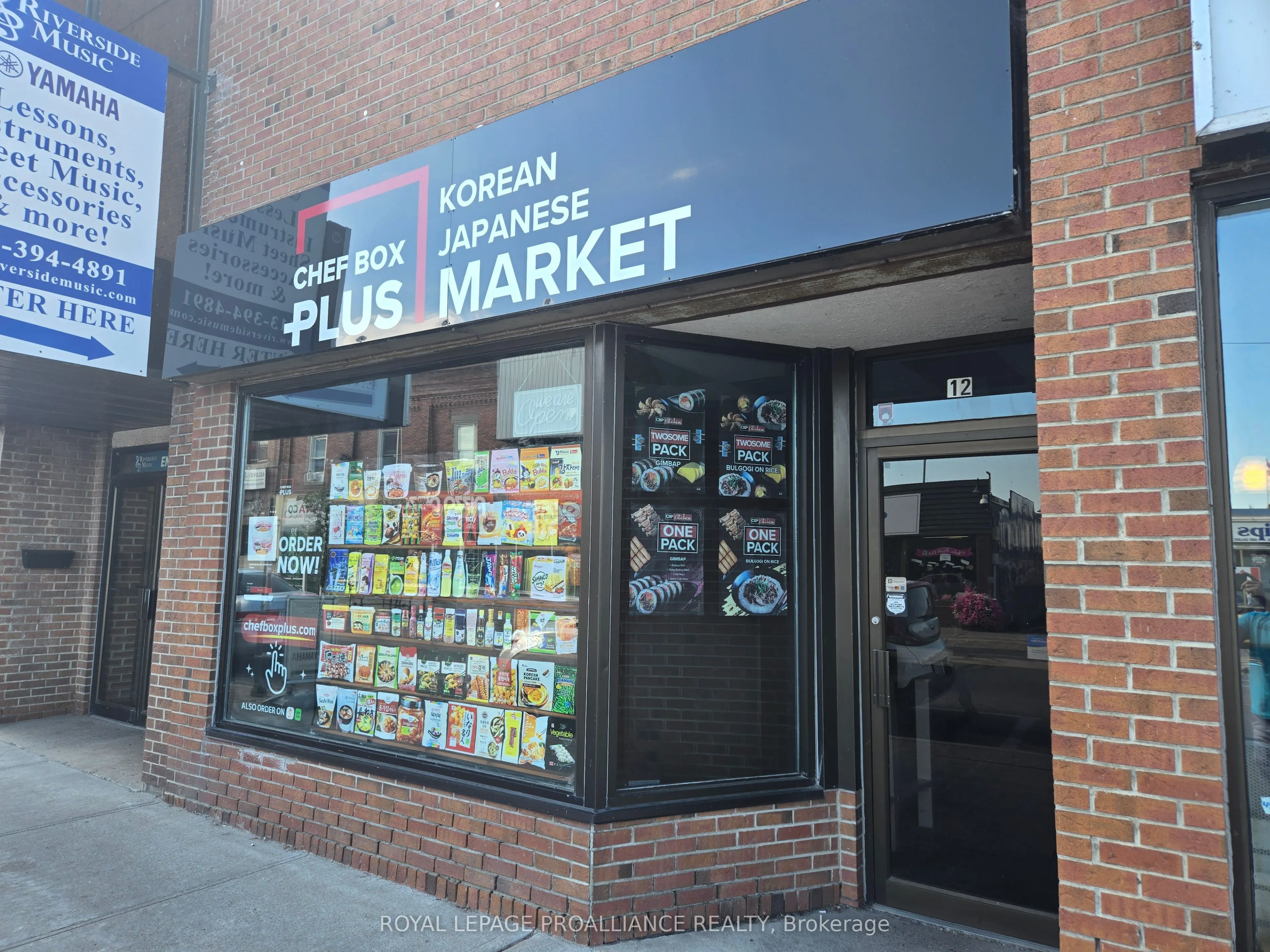 12 Dundas Street W