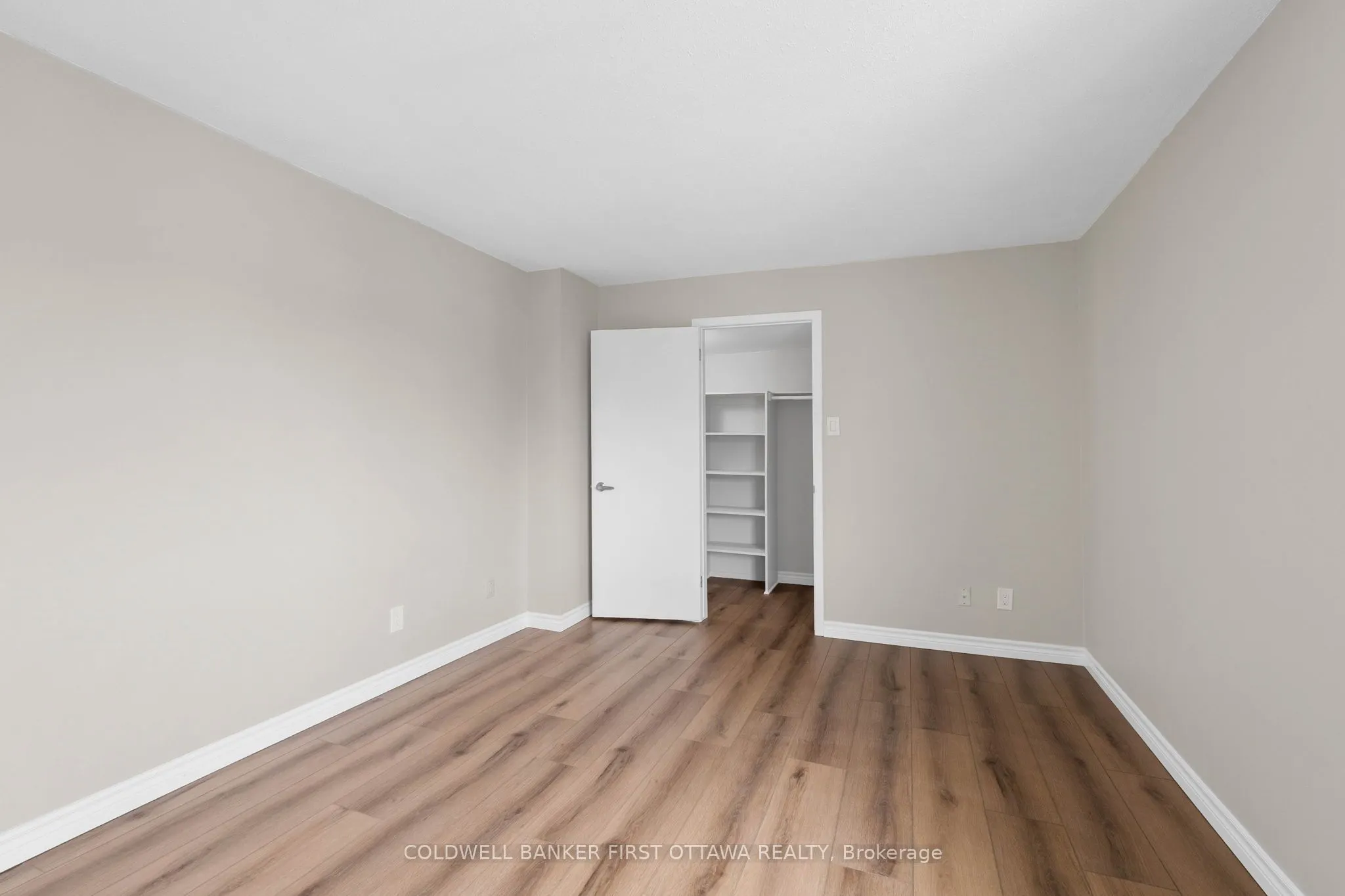 216 Viewmount Drive, #400