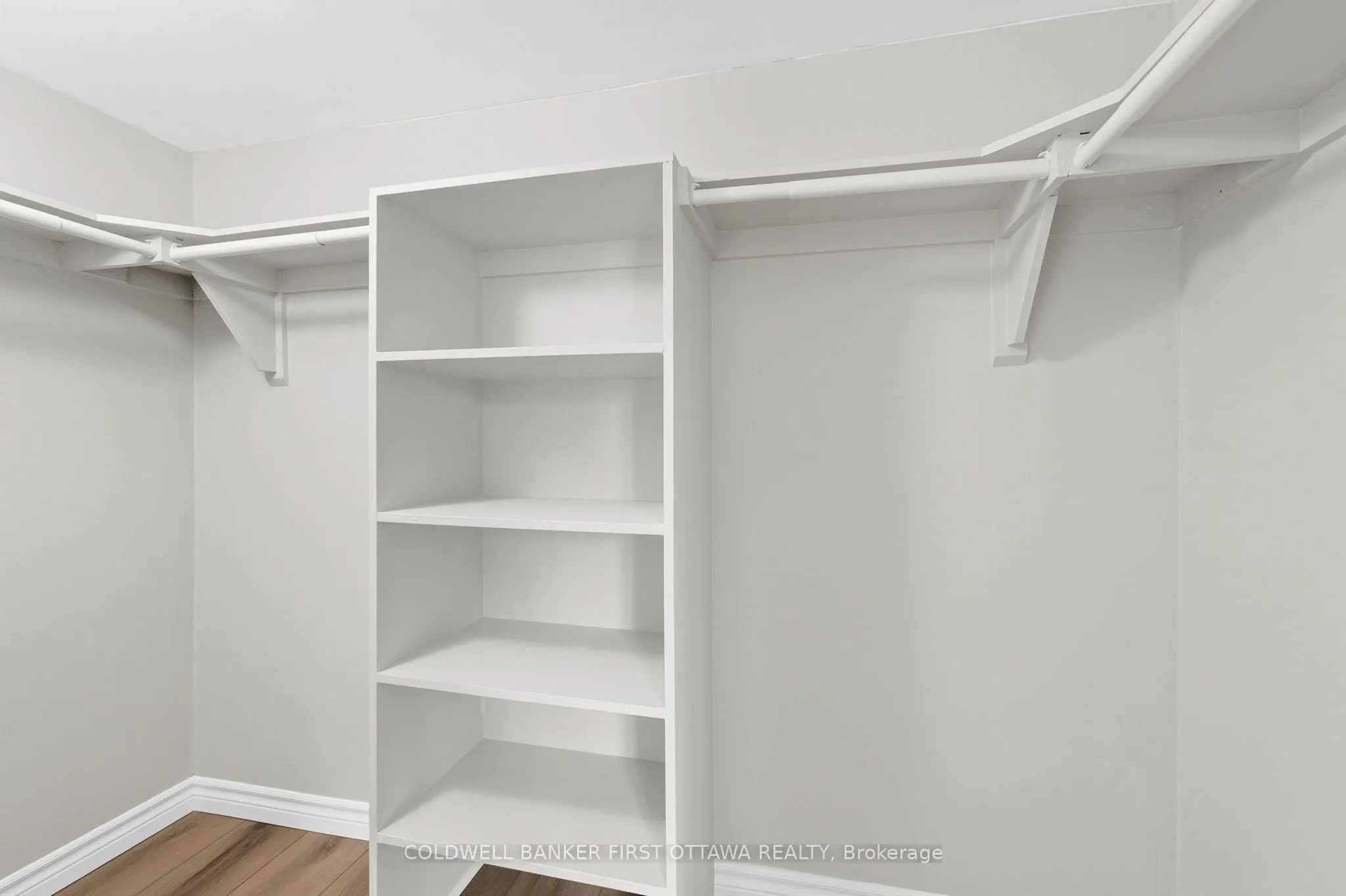 216 Viewmount Drive, #400