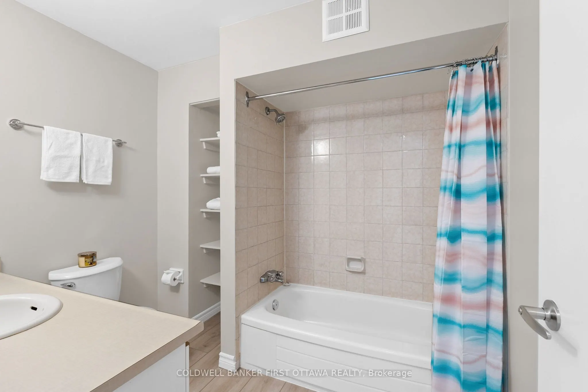 216 Viewmount Drive, #400
