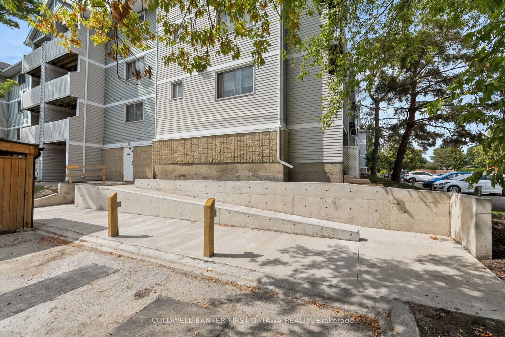 216 Viewmount Drive, #400