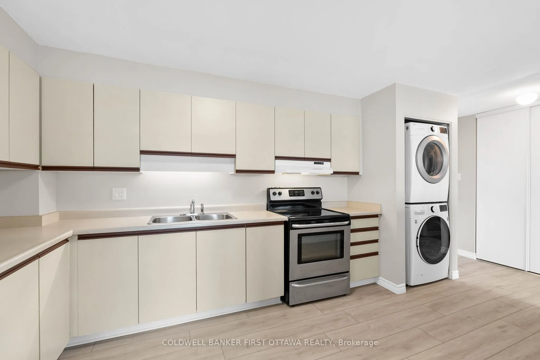 216 Viewmount Drive, #400