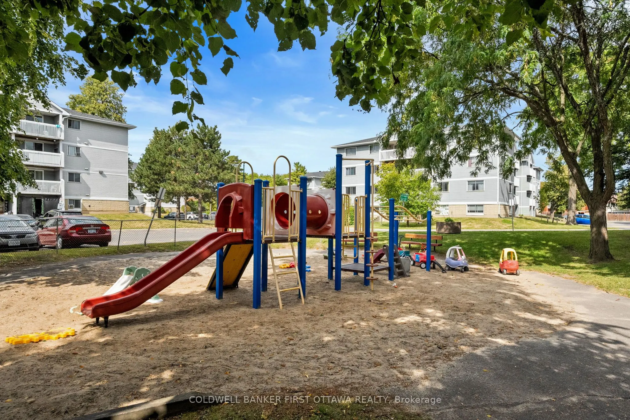 216 Viewmount Drive, #400