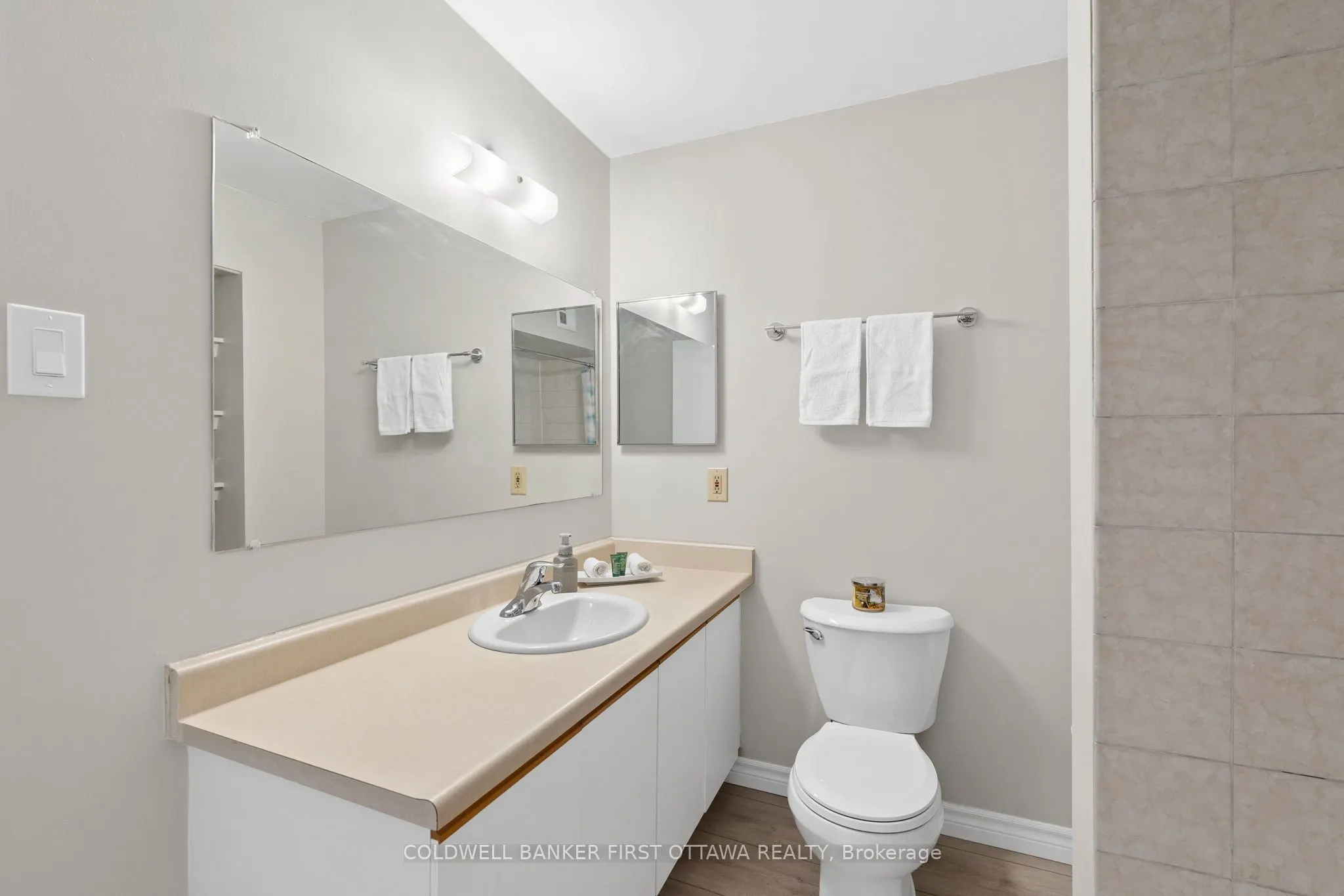 216 Viewmount Drive, #400