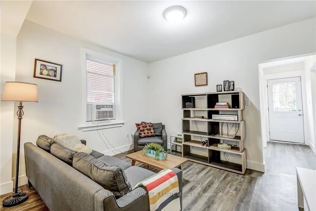 185 Simcoe Street E