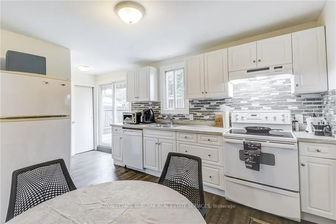 185 Simcoe Street E