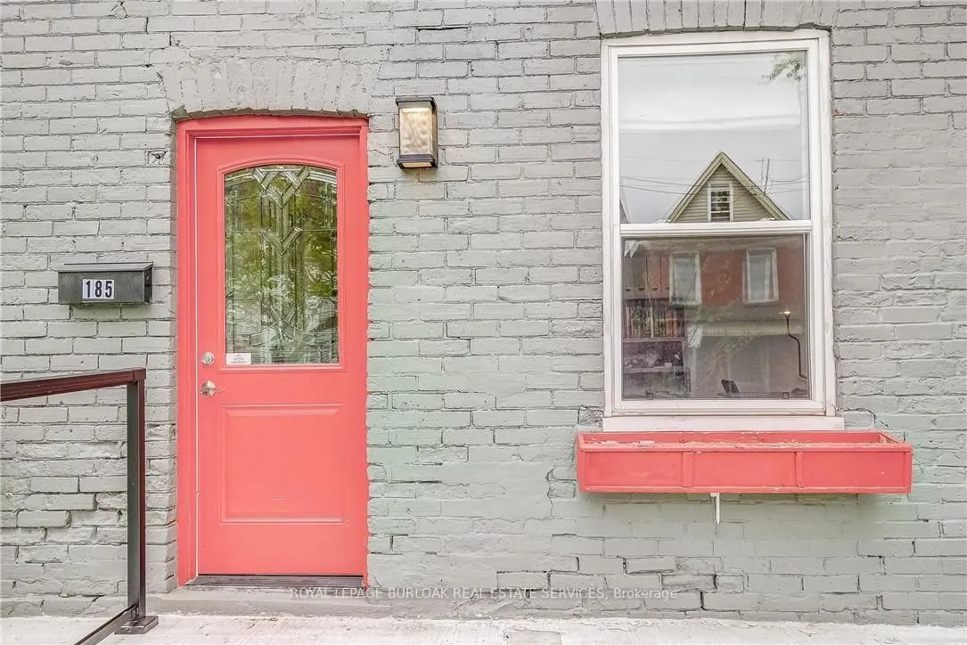 185 Simcoe Street E