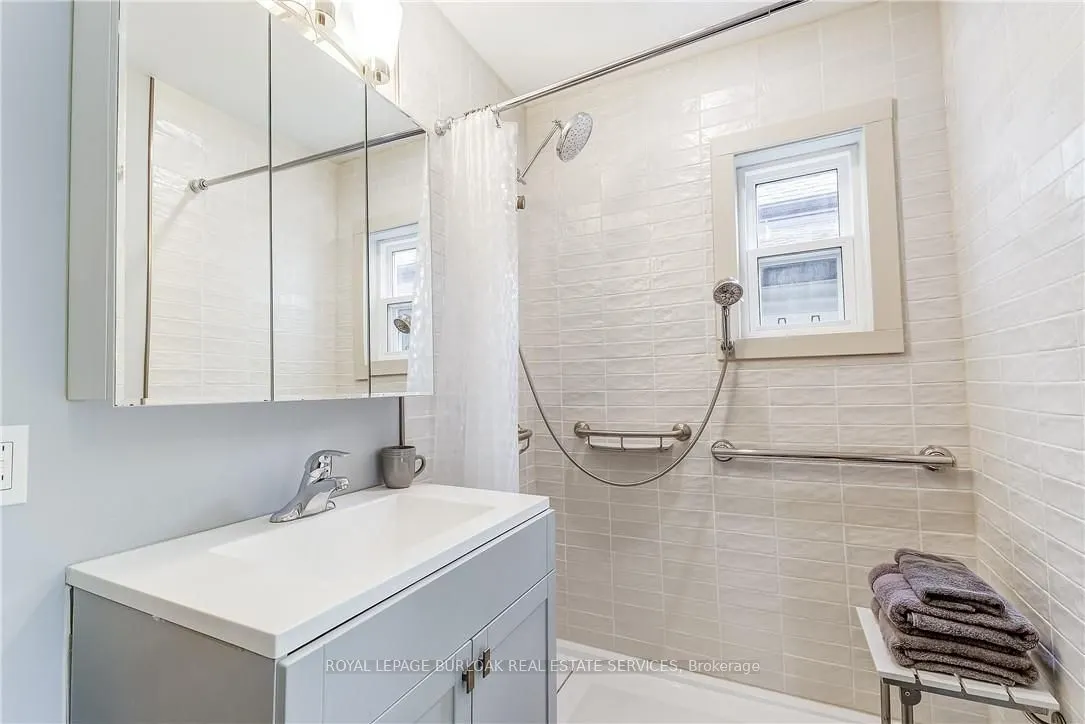185 Simcoe Street E