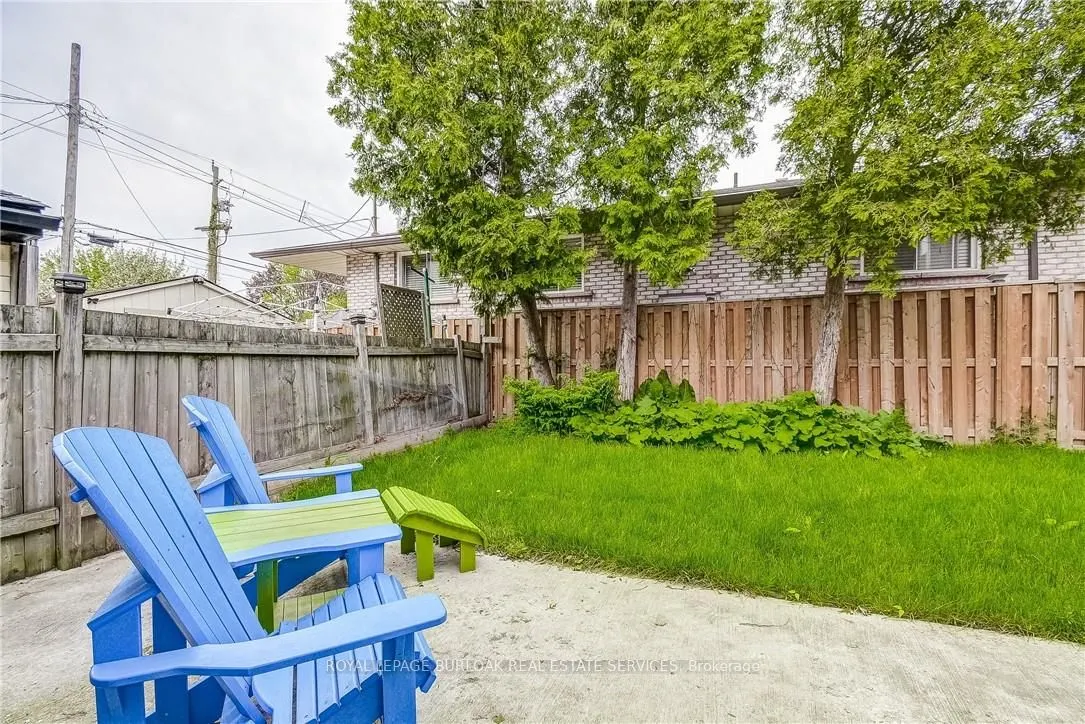 185 Simcoe Street E